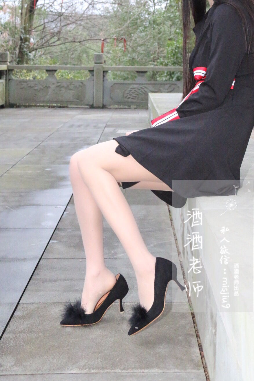 [福利COS] 酒酒老师 - 教师培训后的丝足韵事