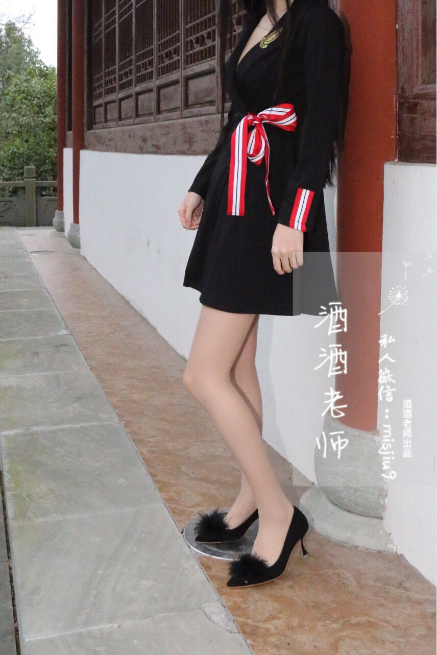 [福利COS] 酒酒老师 - 教师培训后的丝足韵事