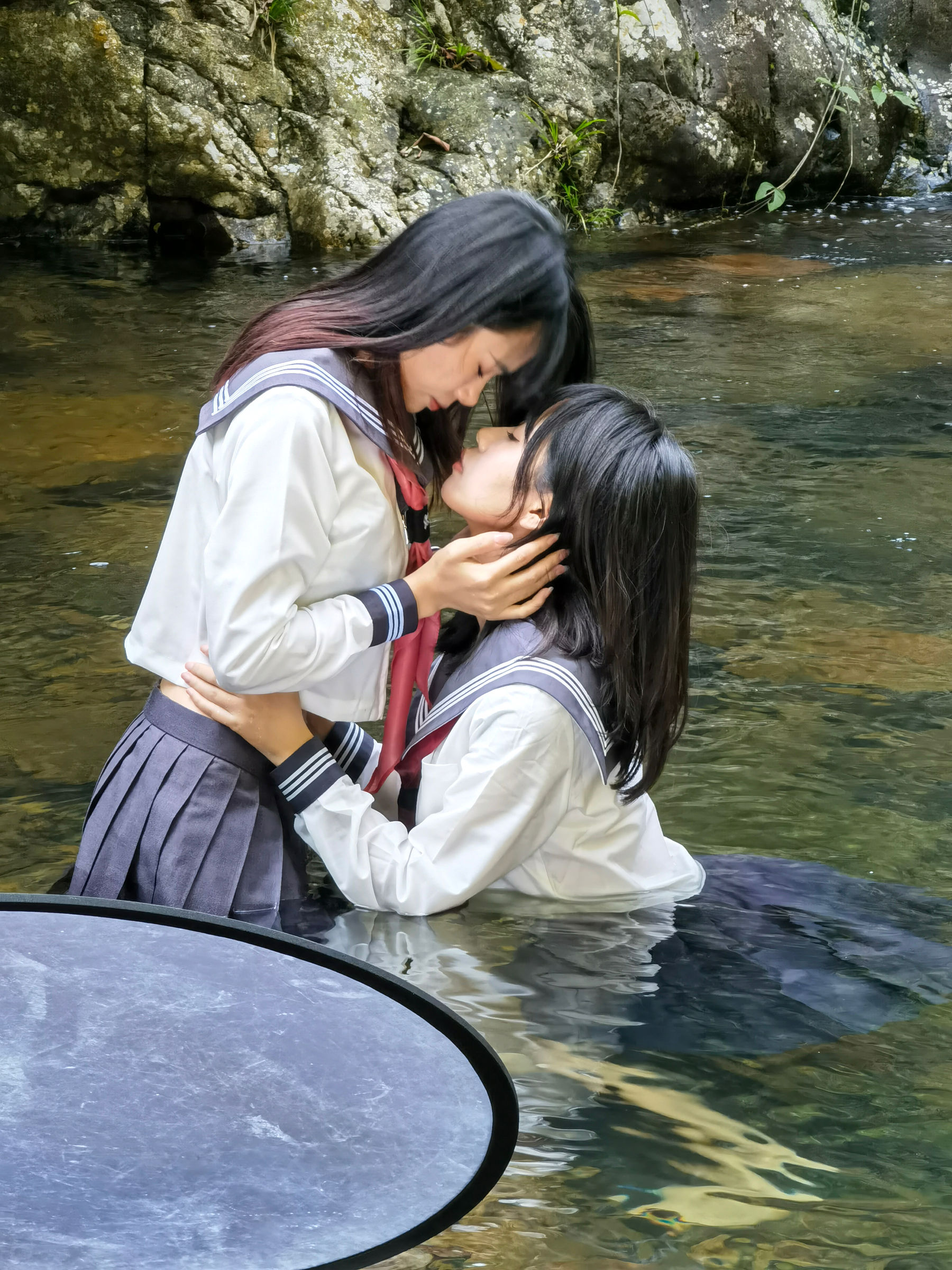 [福利COS] 阳光美少女萌芽儿o0 × 琪鸽 - 百合竞技泳衣