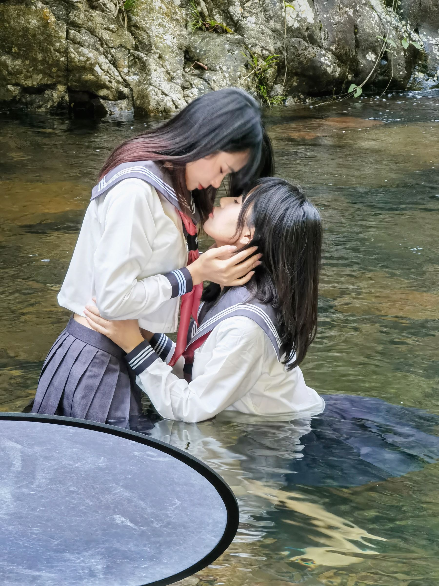 [福利COS] 阳光美少女萌芽儿o0 × 琪鸽 - 百合竞技泳衣
