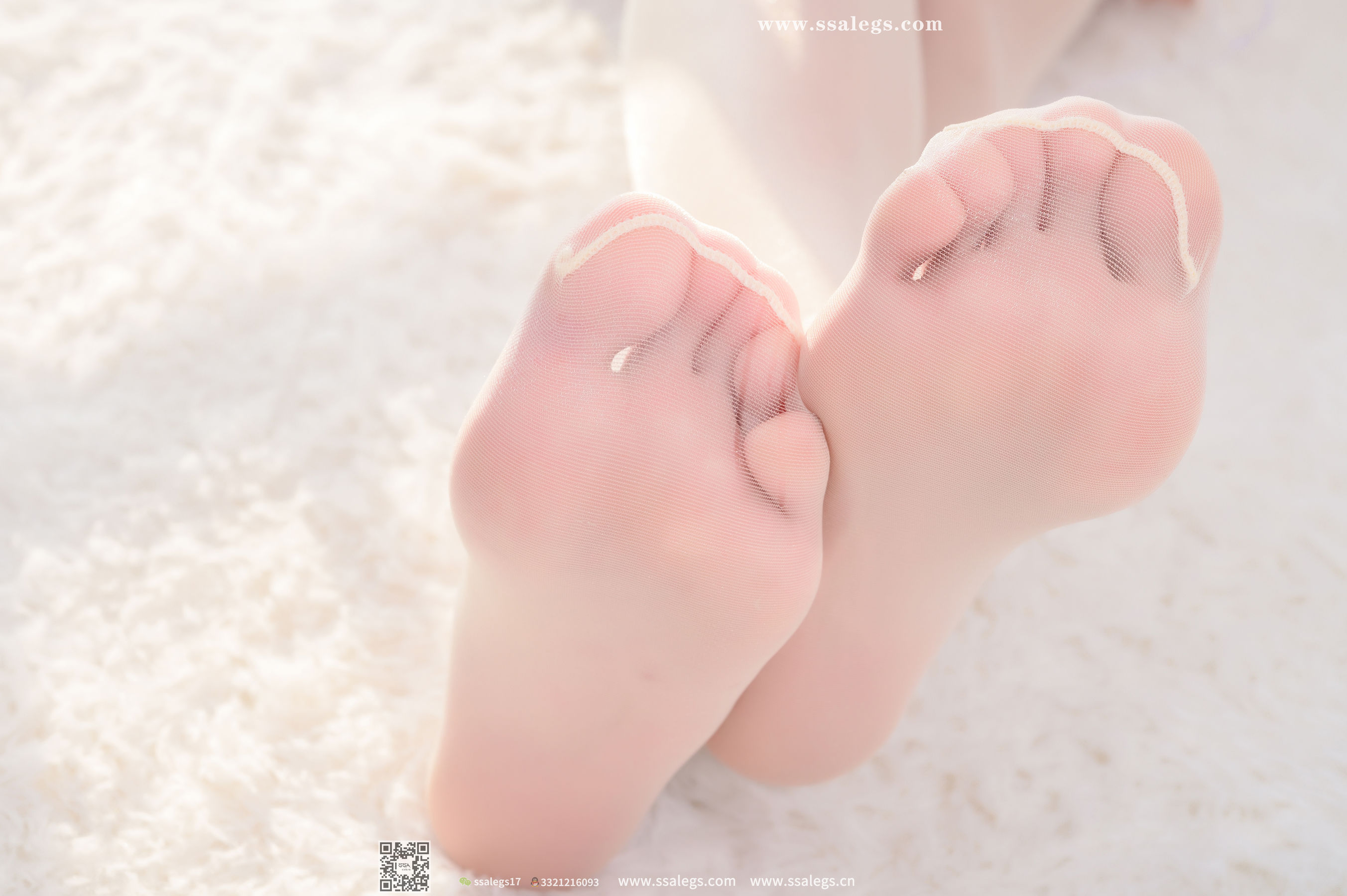 [SSA丝社]超清写真 No.401 素素 阳光明媚的窗边亮闪闪开档肉丝(上)