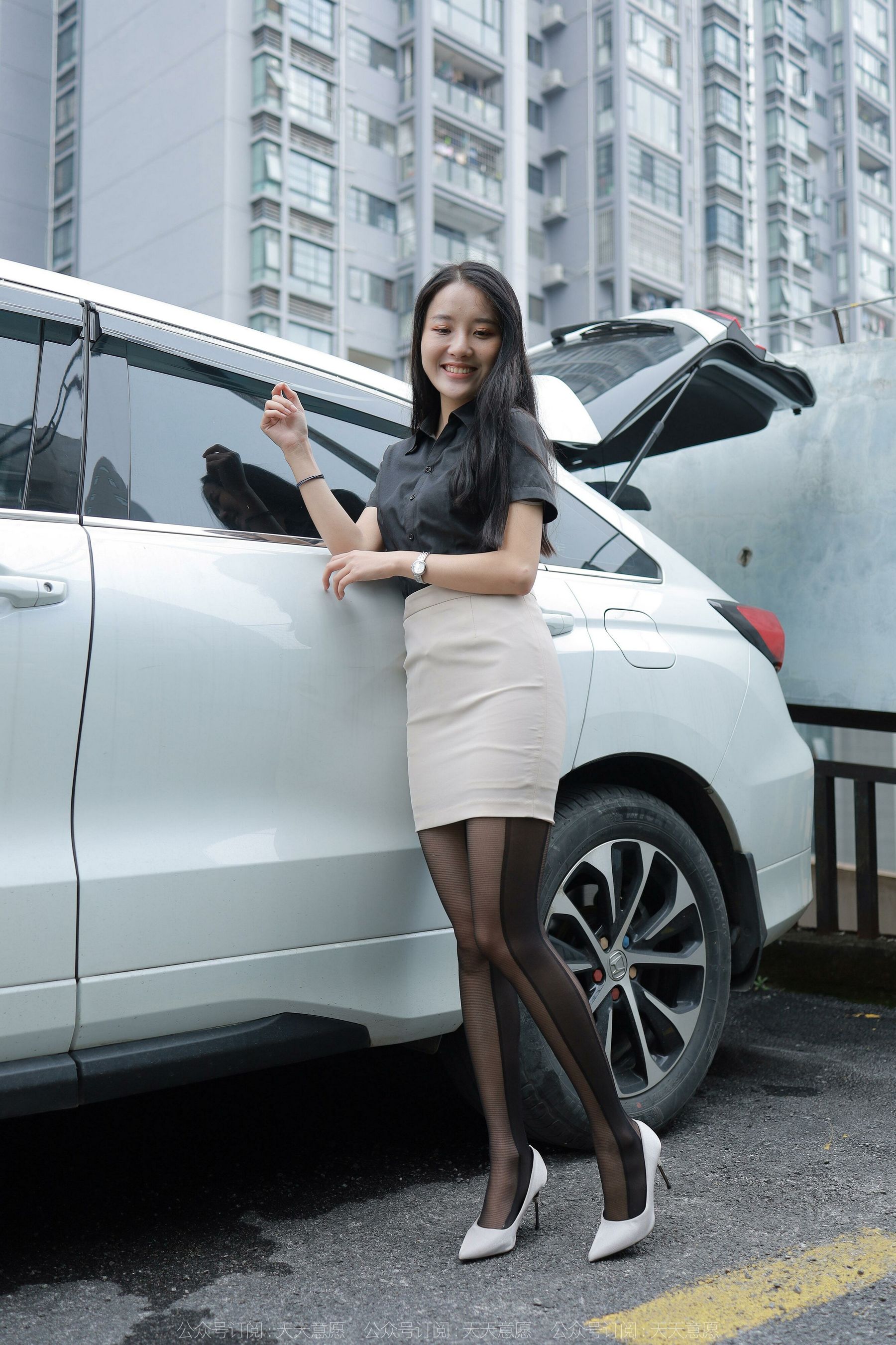 [异思趣向IESS] 模特：婉萍 《黑丝女司机》