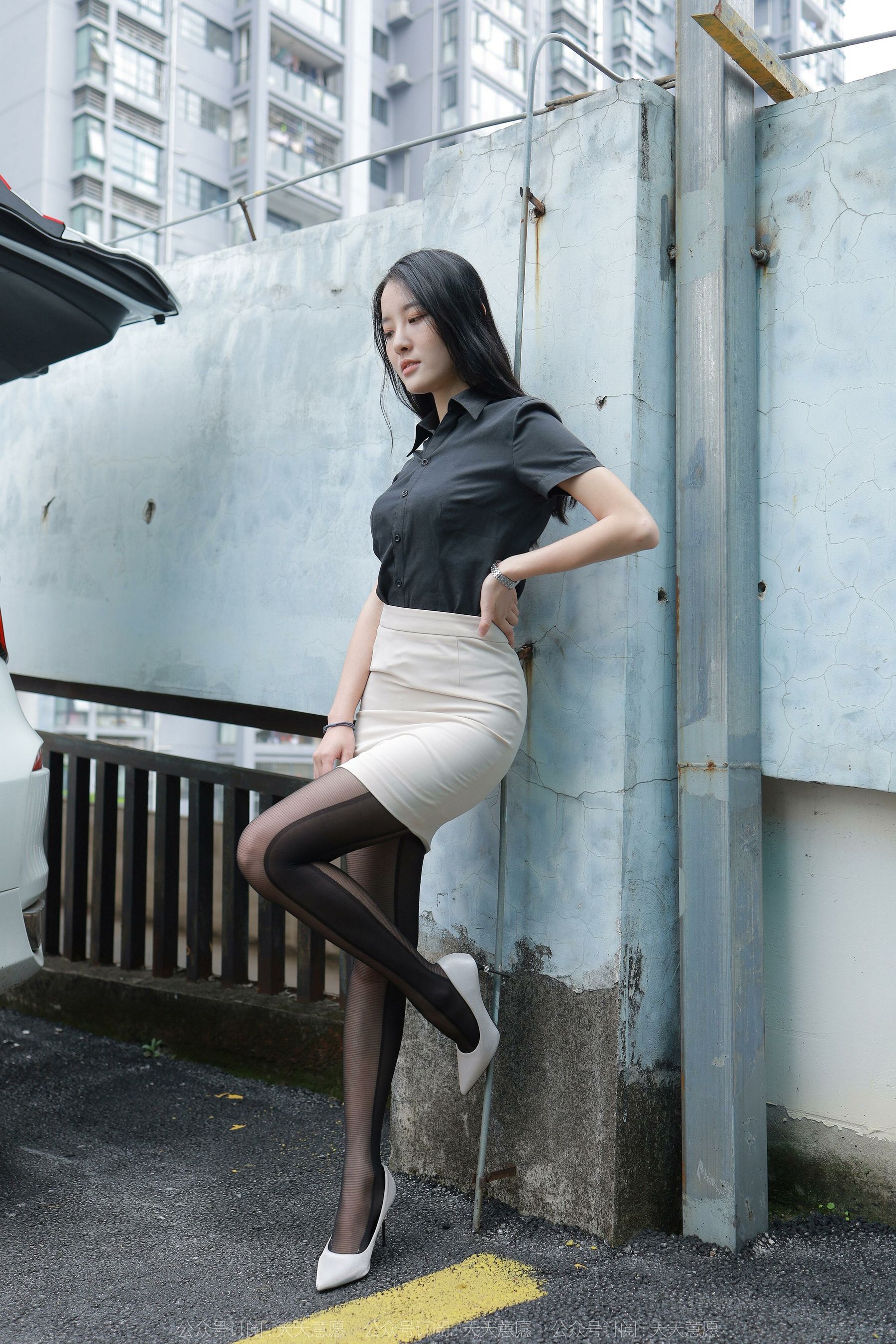 [异思趣向IESS] 模特：婉萍 《黑丝女司机》