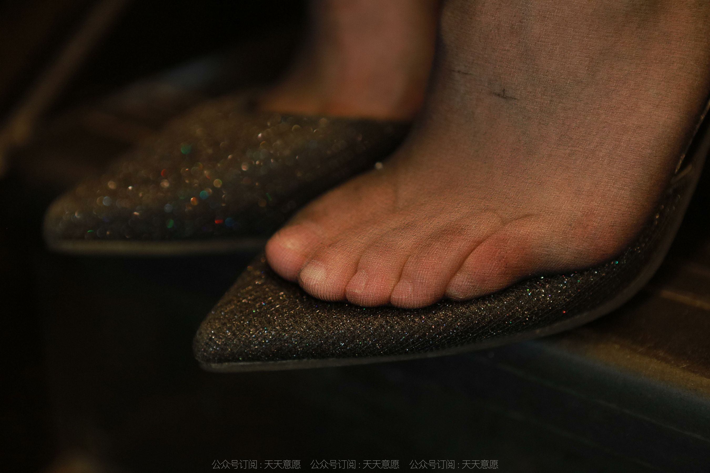[异思趣向IESS] 模特：秋秋 《深V红裙》