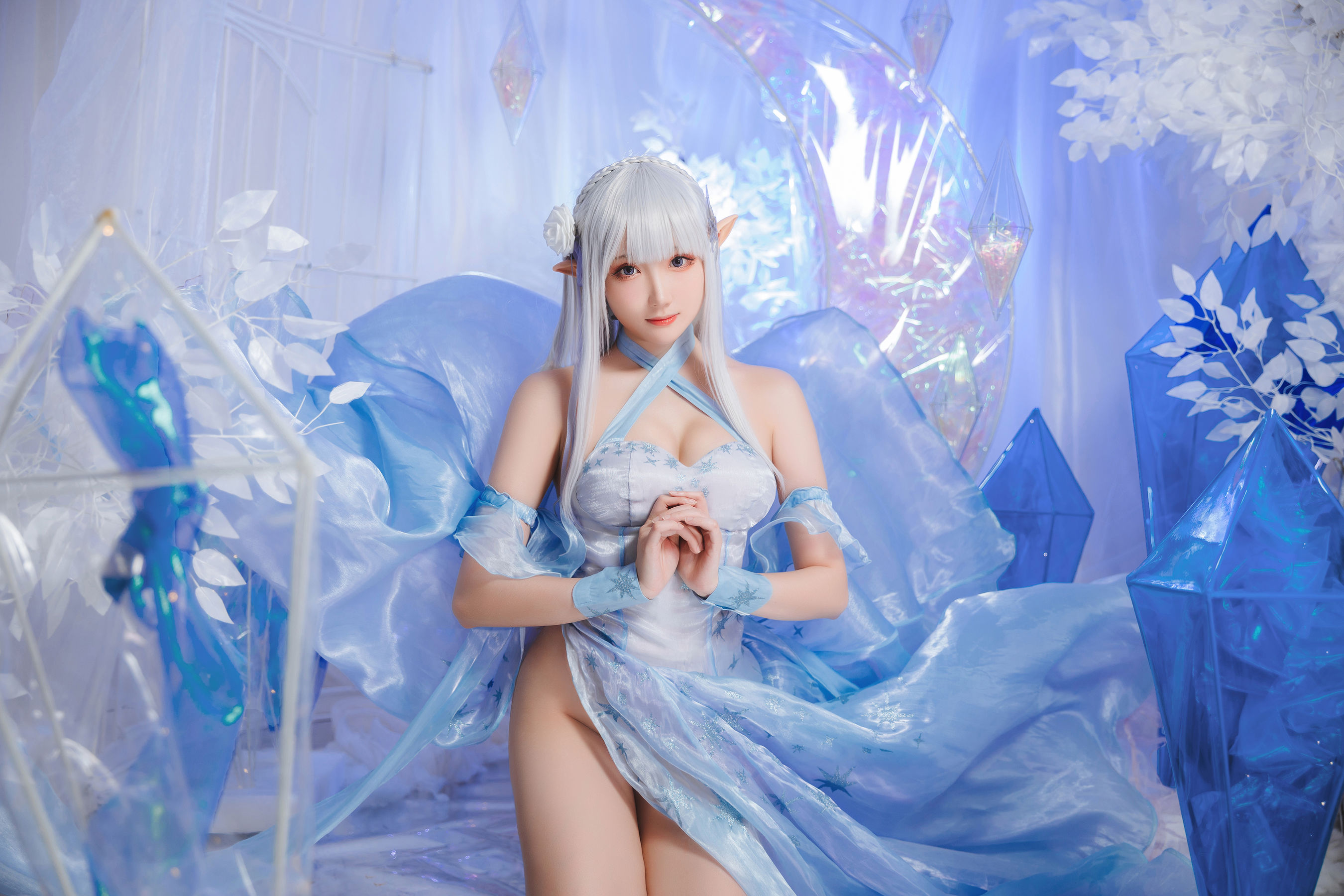 [福利COS] Coser瓜希酱福利 - 爱蜜莉雅 水晶礼服