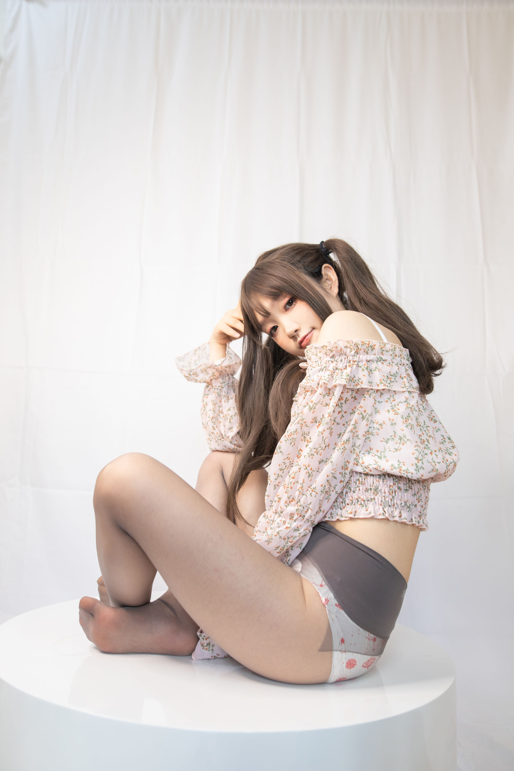 [福利COS] 神沢永莉 - 灰丝花裙子
