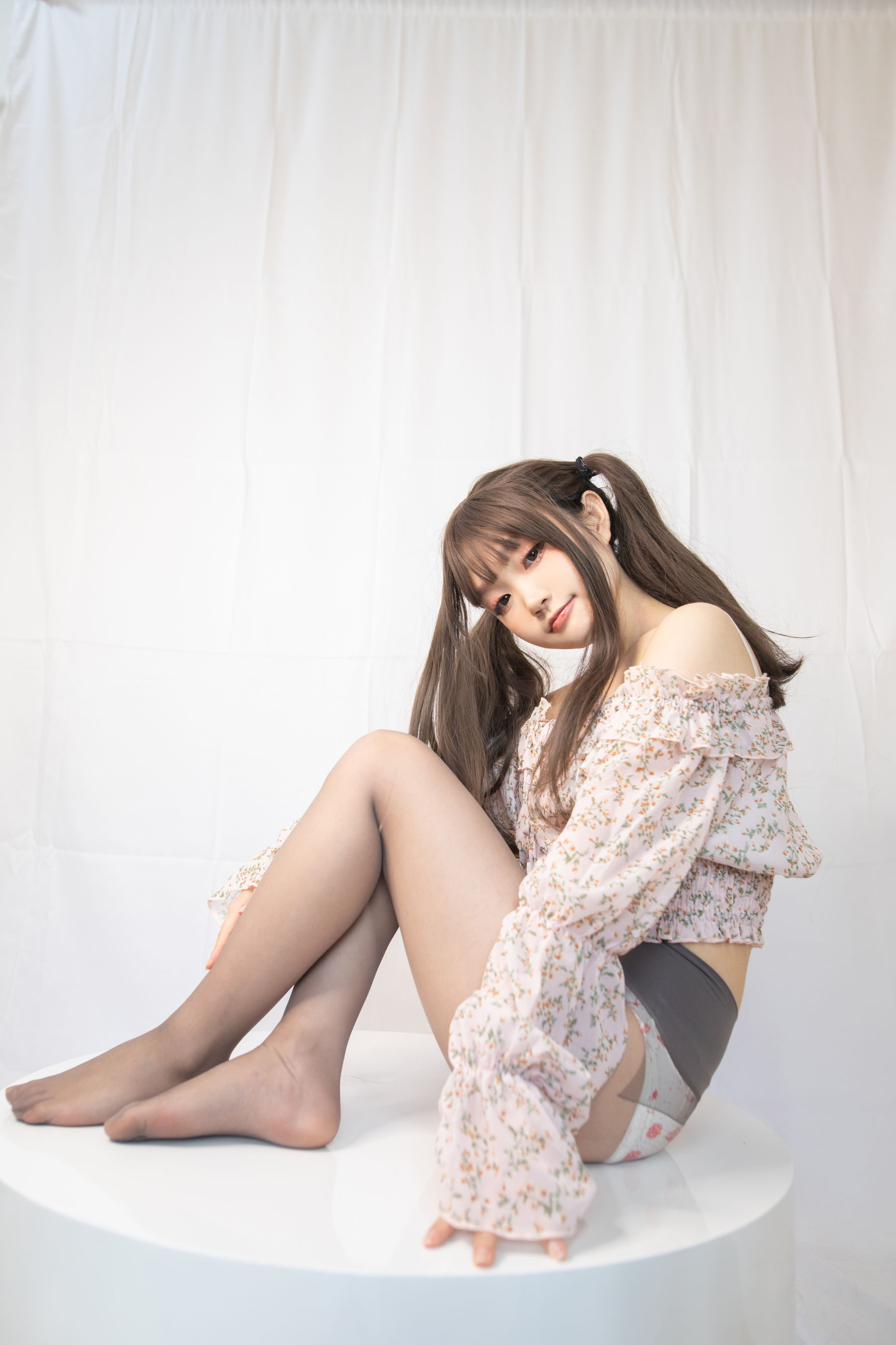 [福利COS] 神沢永莉 - 灰丝花裙子