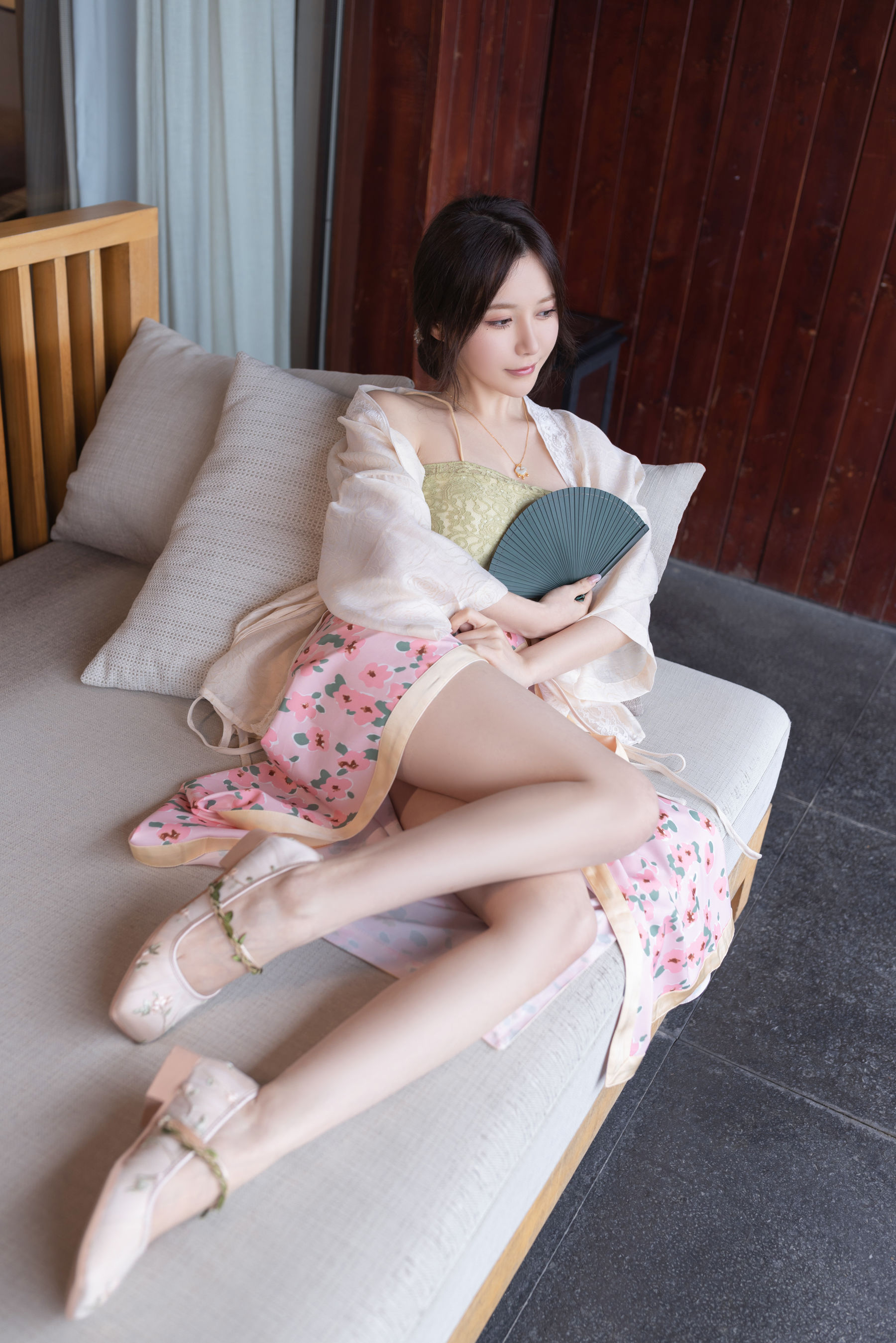 [福利COS] 鱼子酱 紫色吊带长裙写真