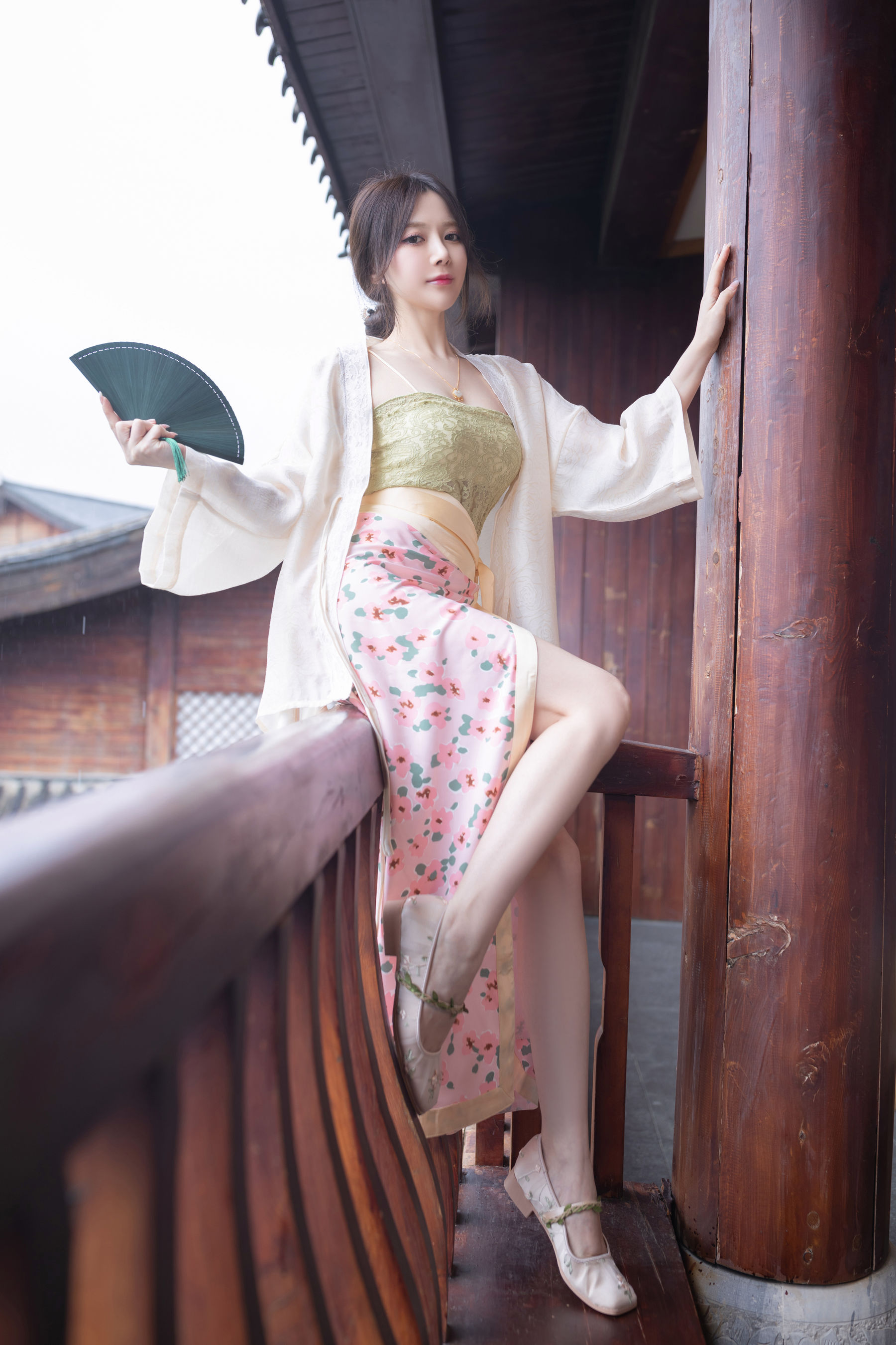 [福利COS] 鱼子酱 紫色吊带长裙写真
