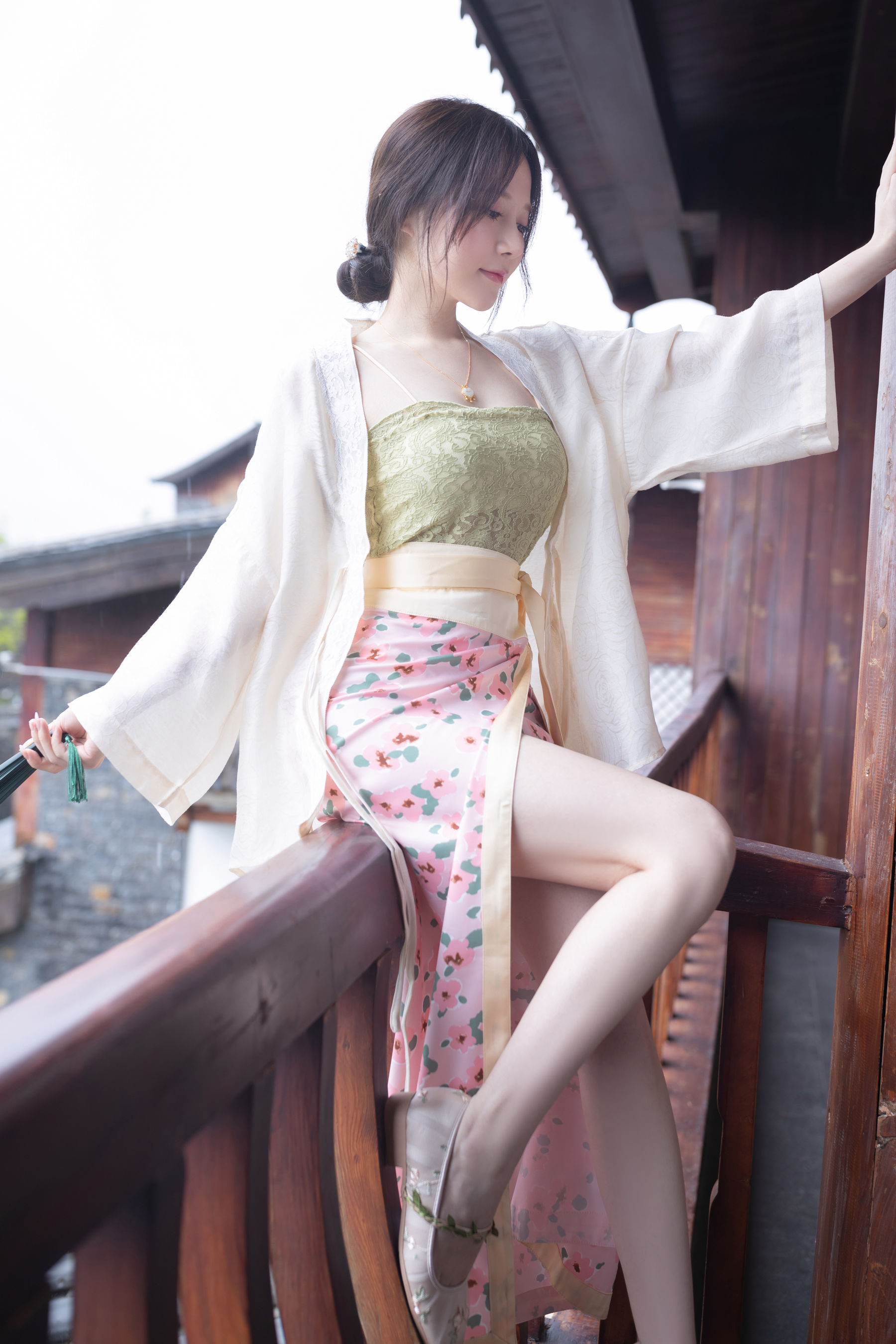 [福利COS] 鱼子酱 紫色吊带长裙写真