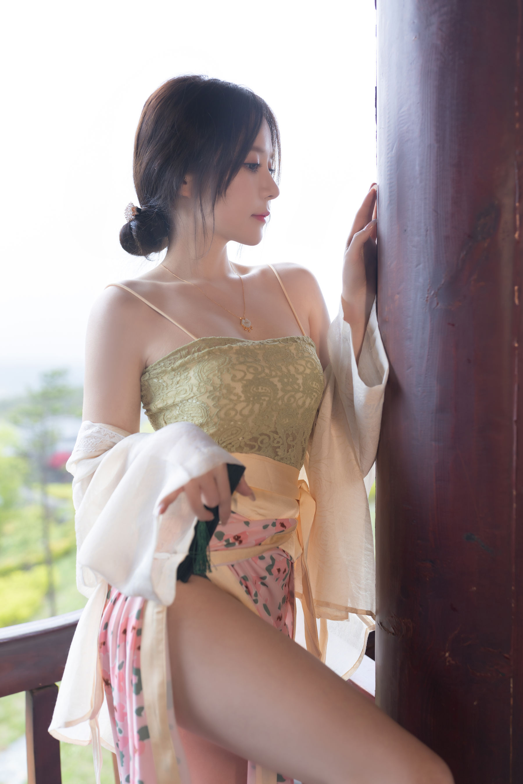 [福利COS] 鱼子酱 紫色吊带长裙写真
