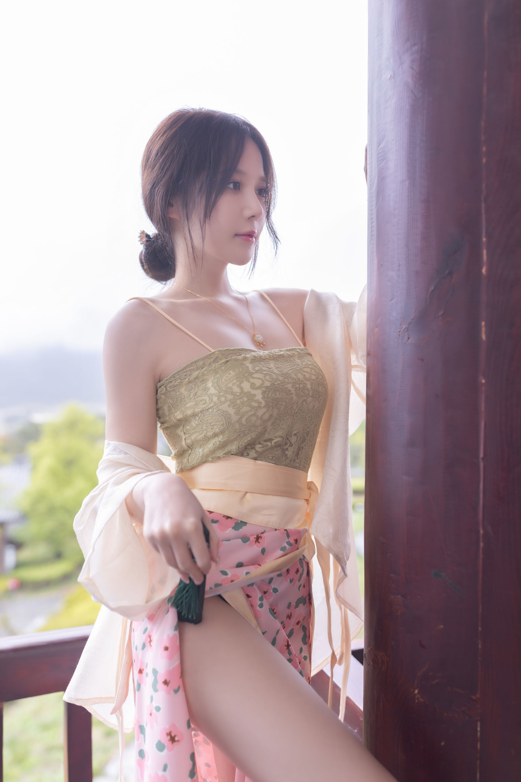 [福利COS] 鱼子酱 紫色吊带长裙写真