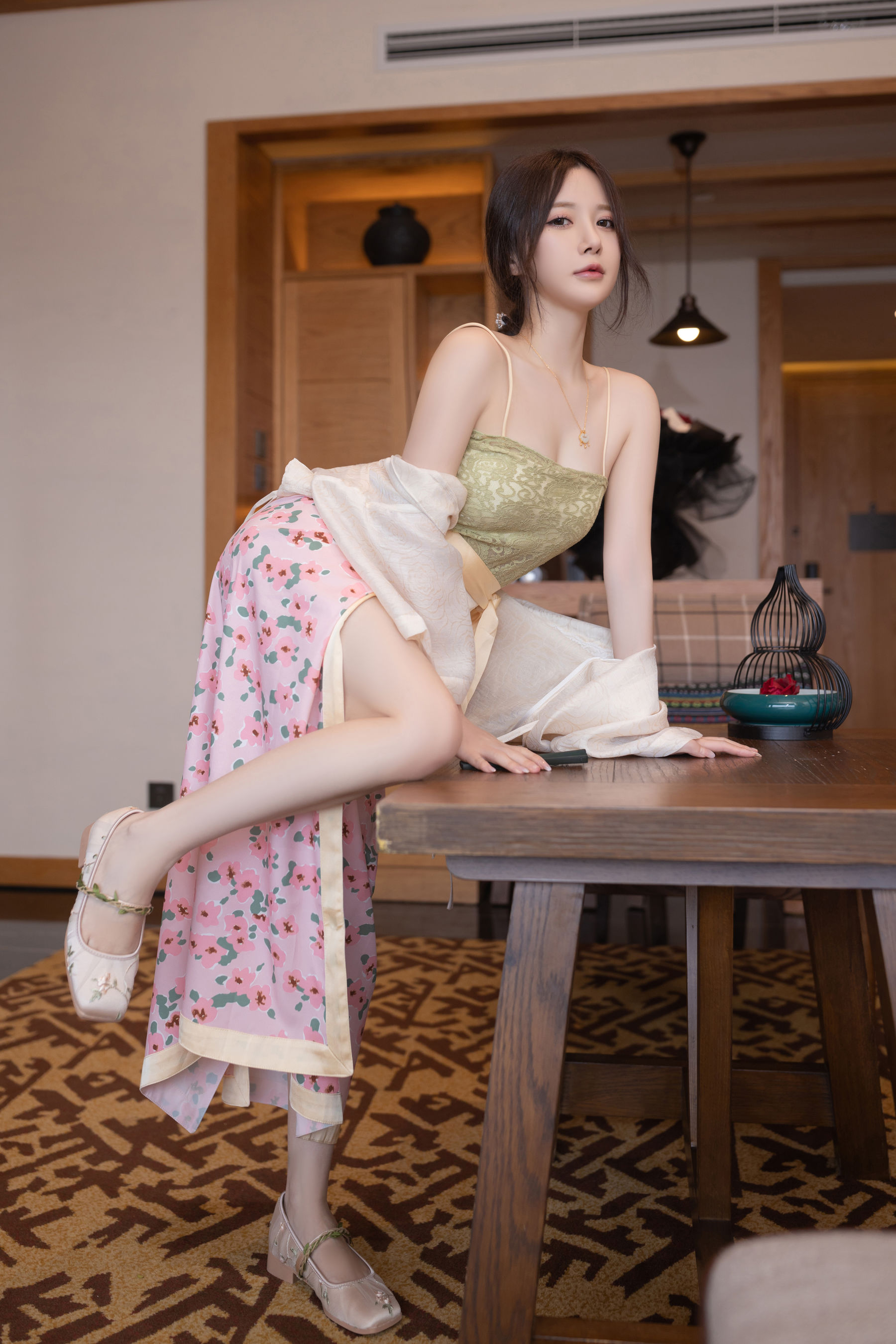 [福利COS] 鱼子酱 紫色吊带长裙写真