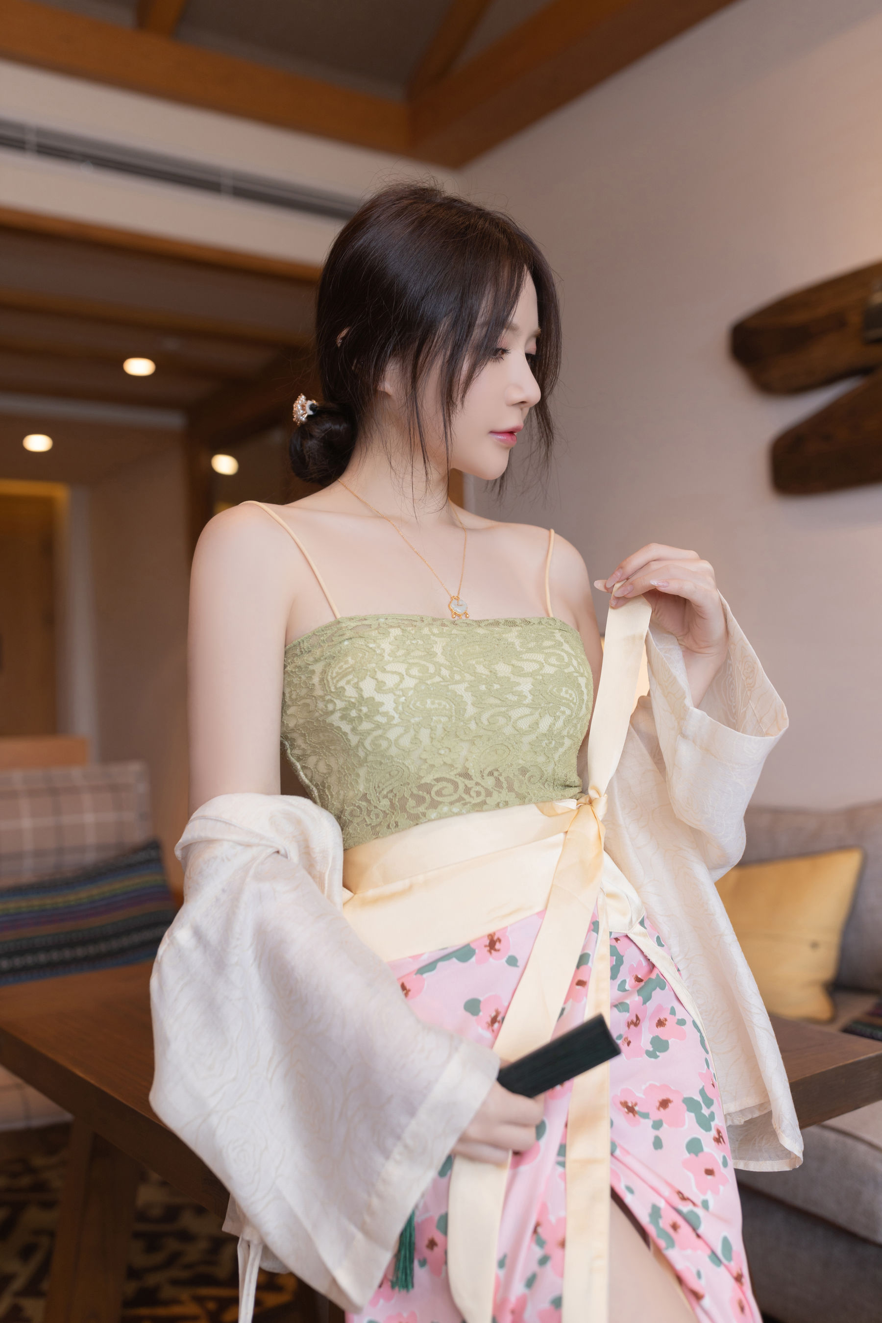 [福利COS] 鱼子酱 紫色吊带长裙写真