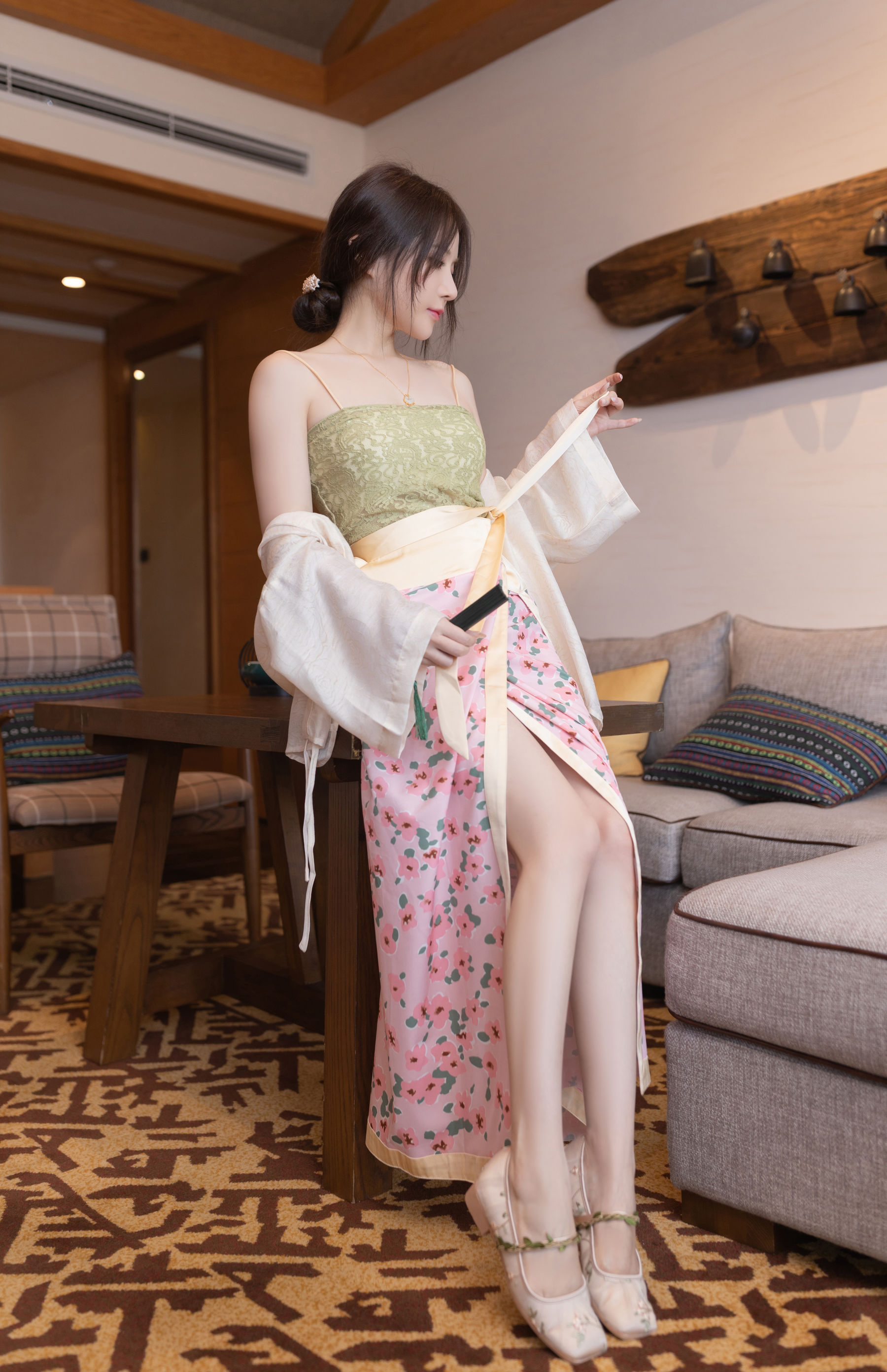 [福利COS] 鱼子酱 紫色吊带长裙写真