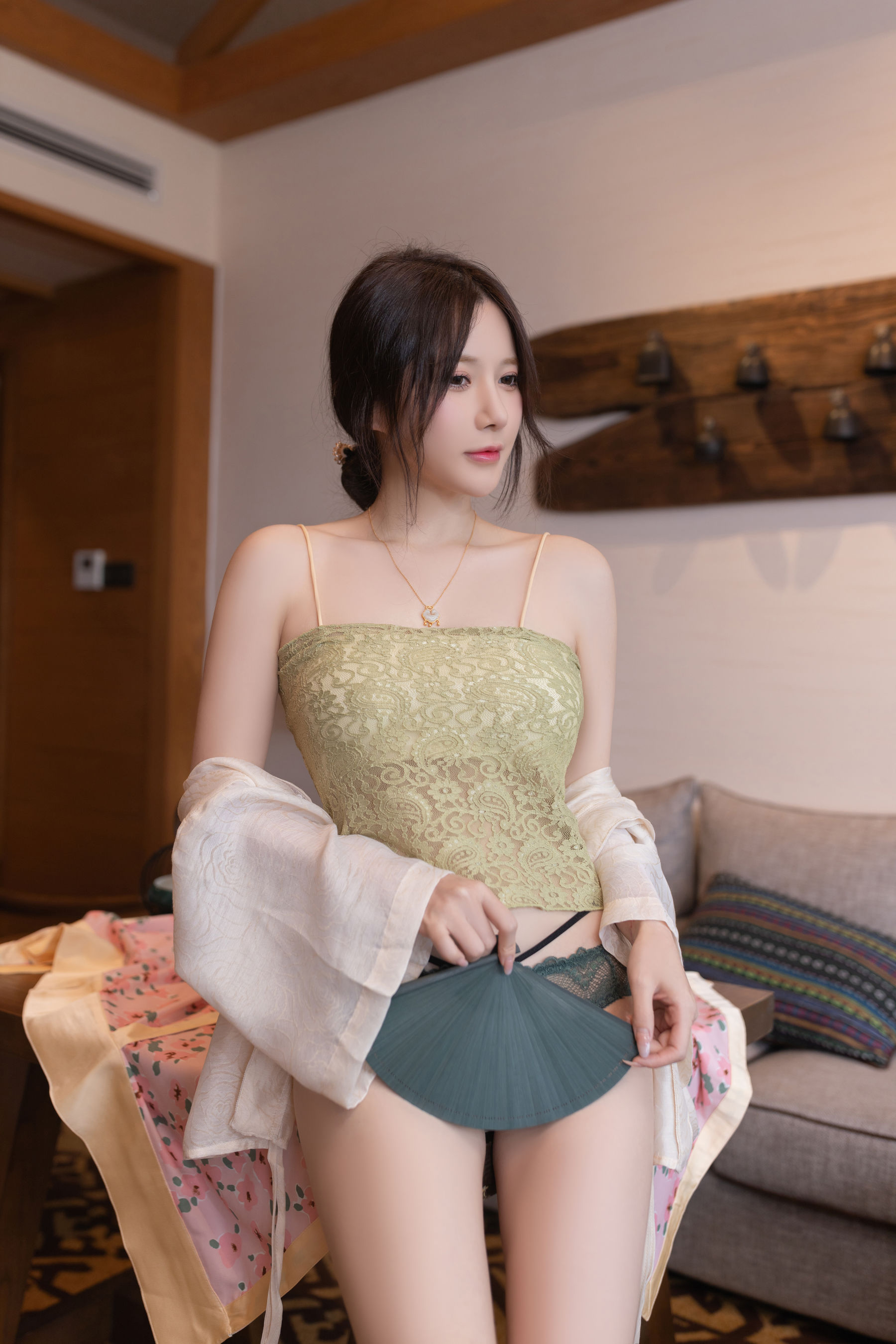 [福利COS] 鱼子酱 紫色吊带长裙写真