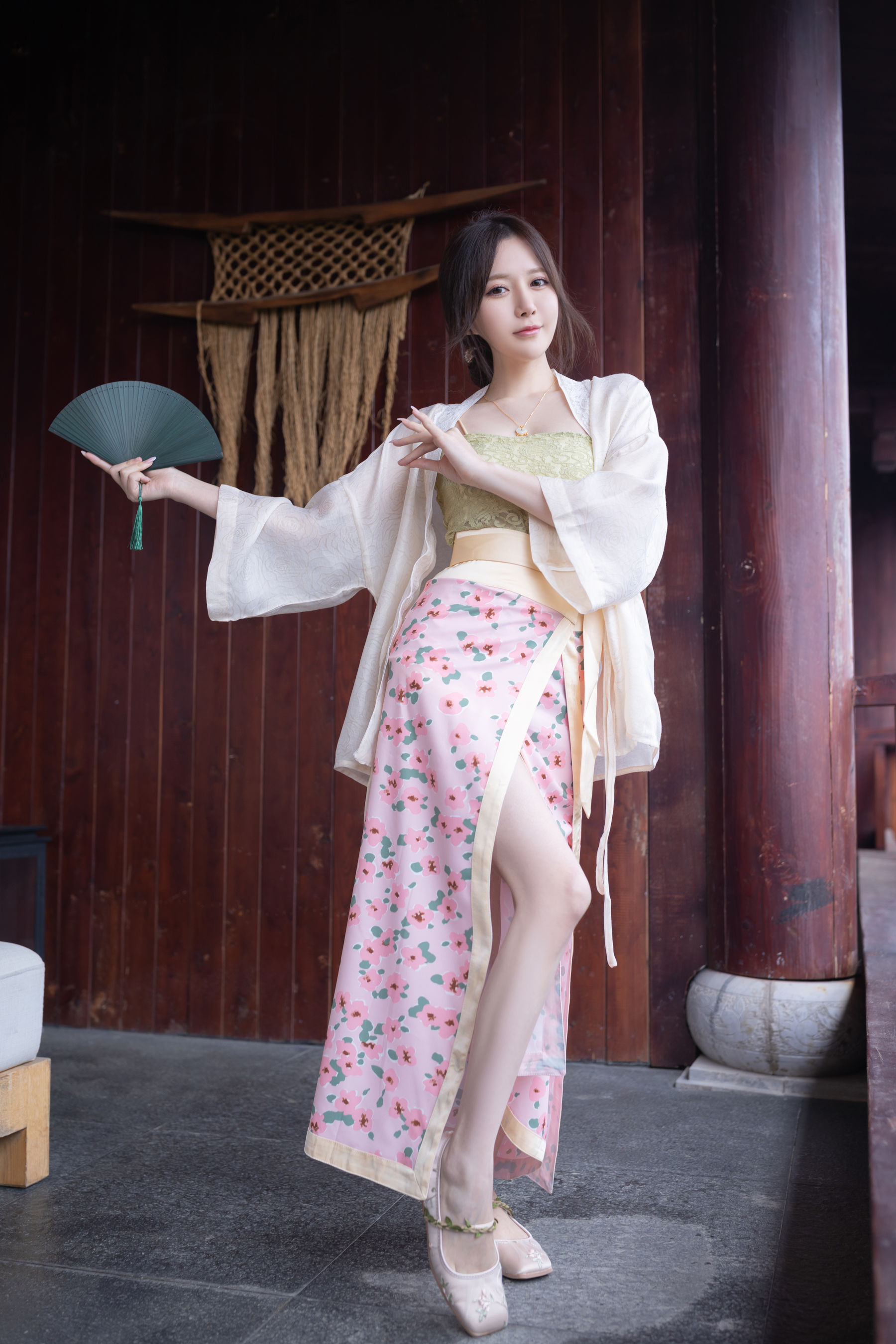 [福利COS] 鱼子酱 紫色吊带长裙写真