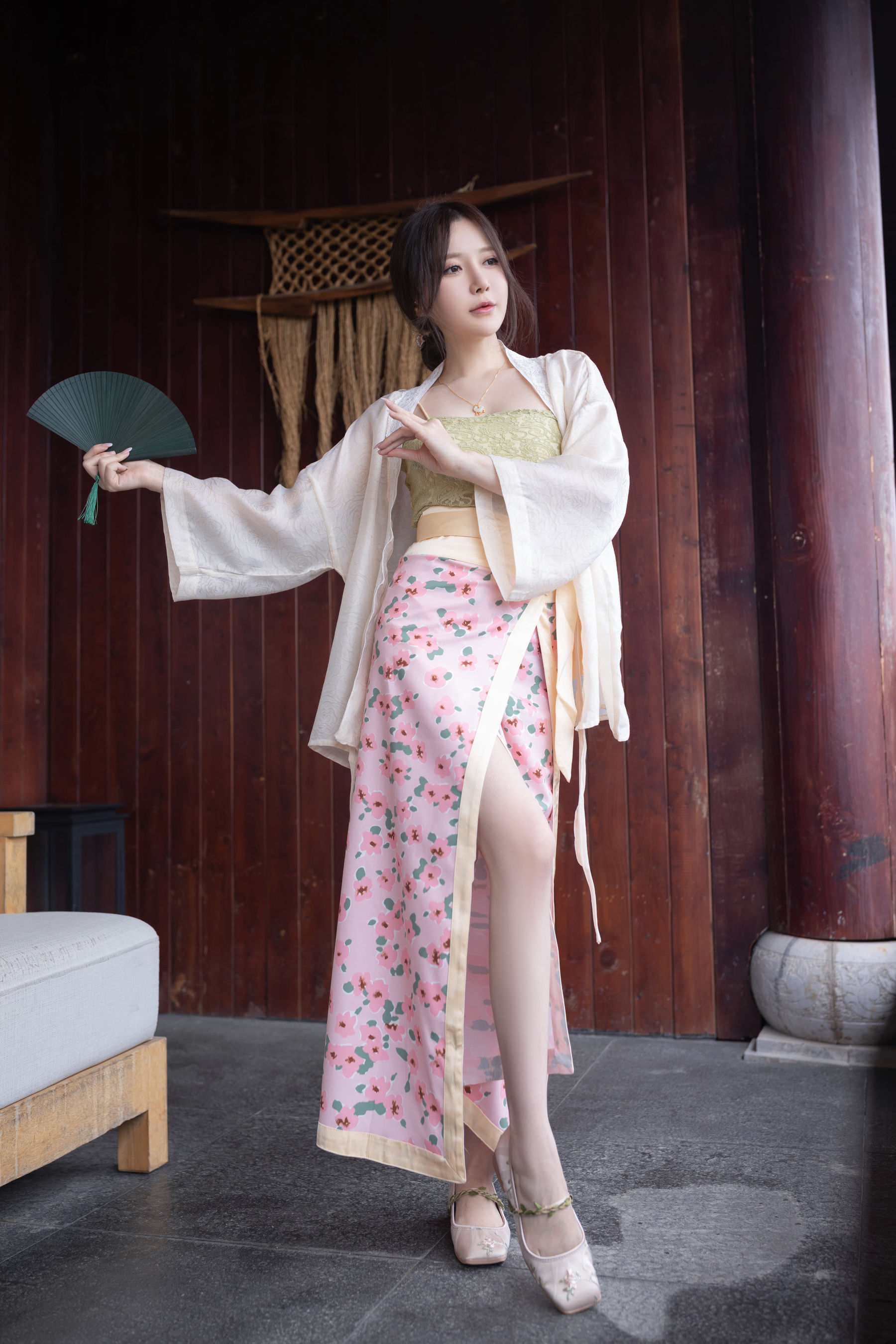[福利COS] 鱼子酱 紫色吊带长裙写真