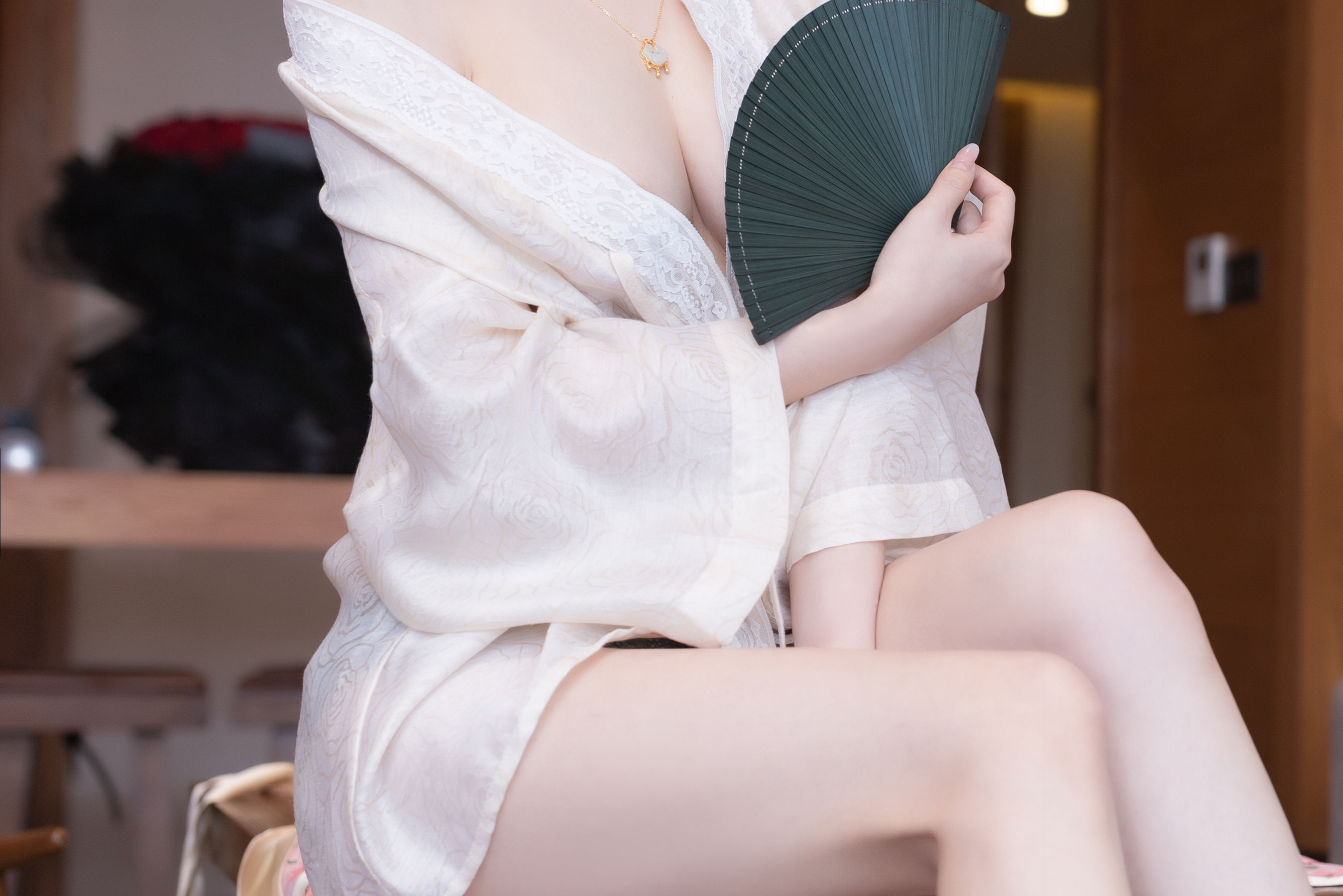 [福利COS] 鱼子酱 紫色吊带长裙写真