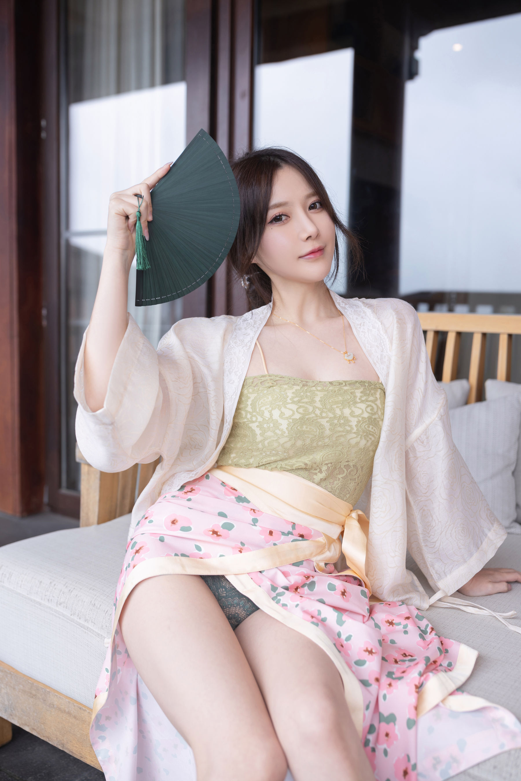 [福利COS] 鱼子酱 紫色吊带长裙写真