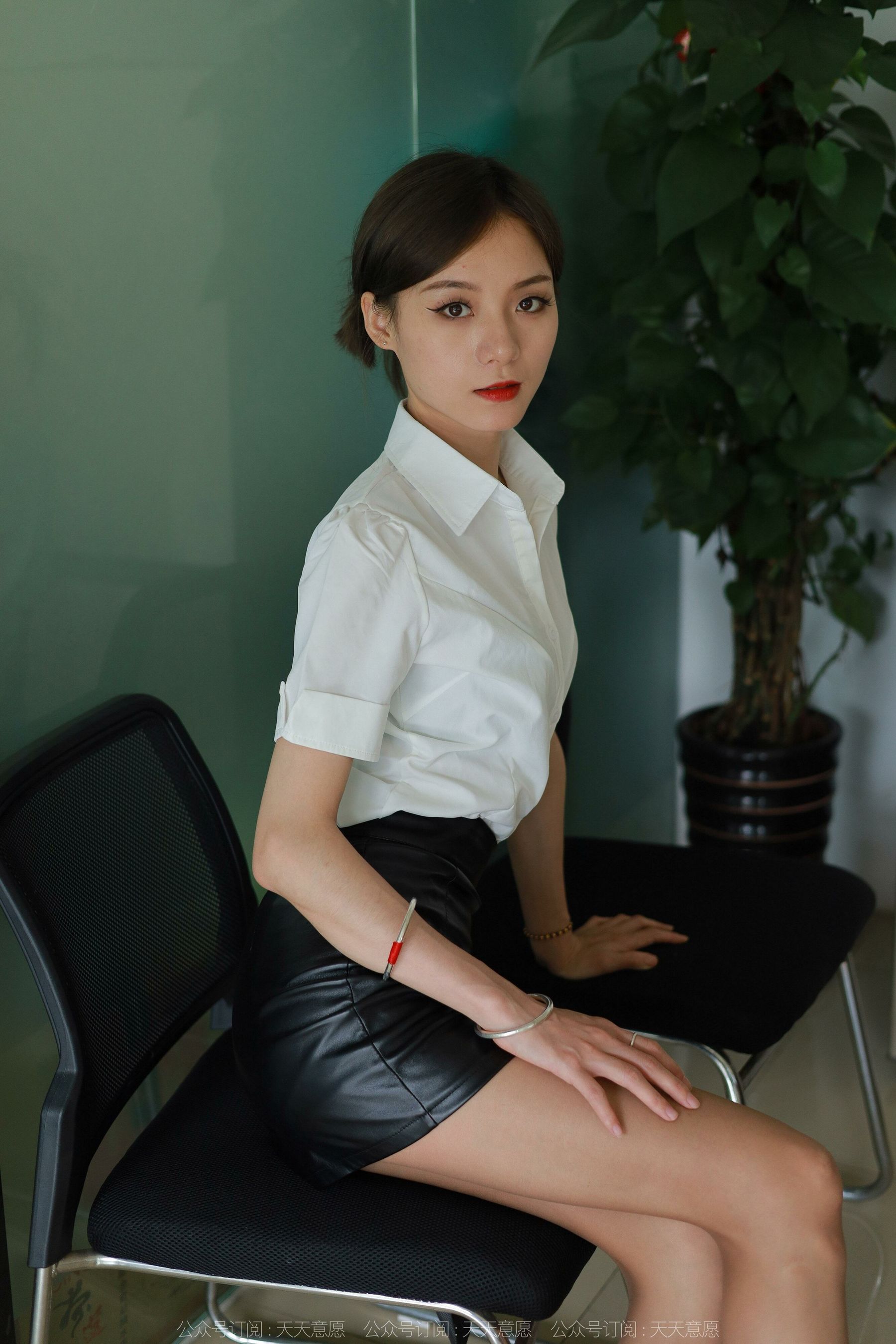 [IESS异思趣向] 小六 咖啡丝皮裙