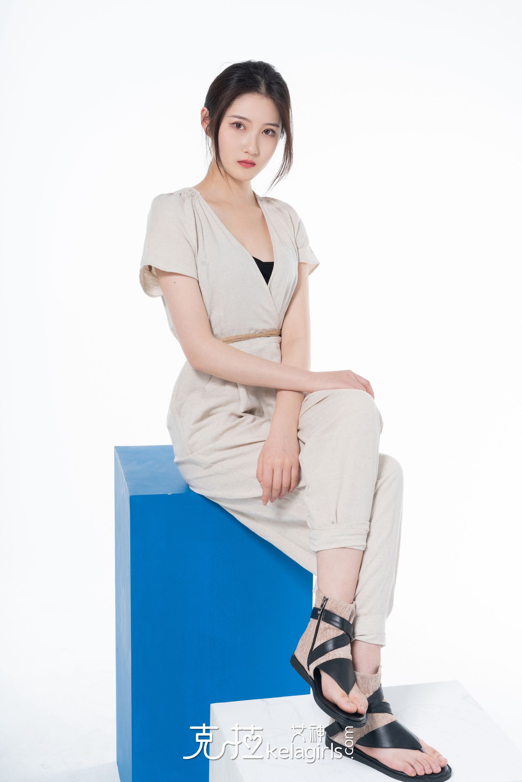 [克拉女神Kelagirls]  嘉萌 脱鞋量脚