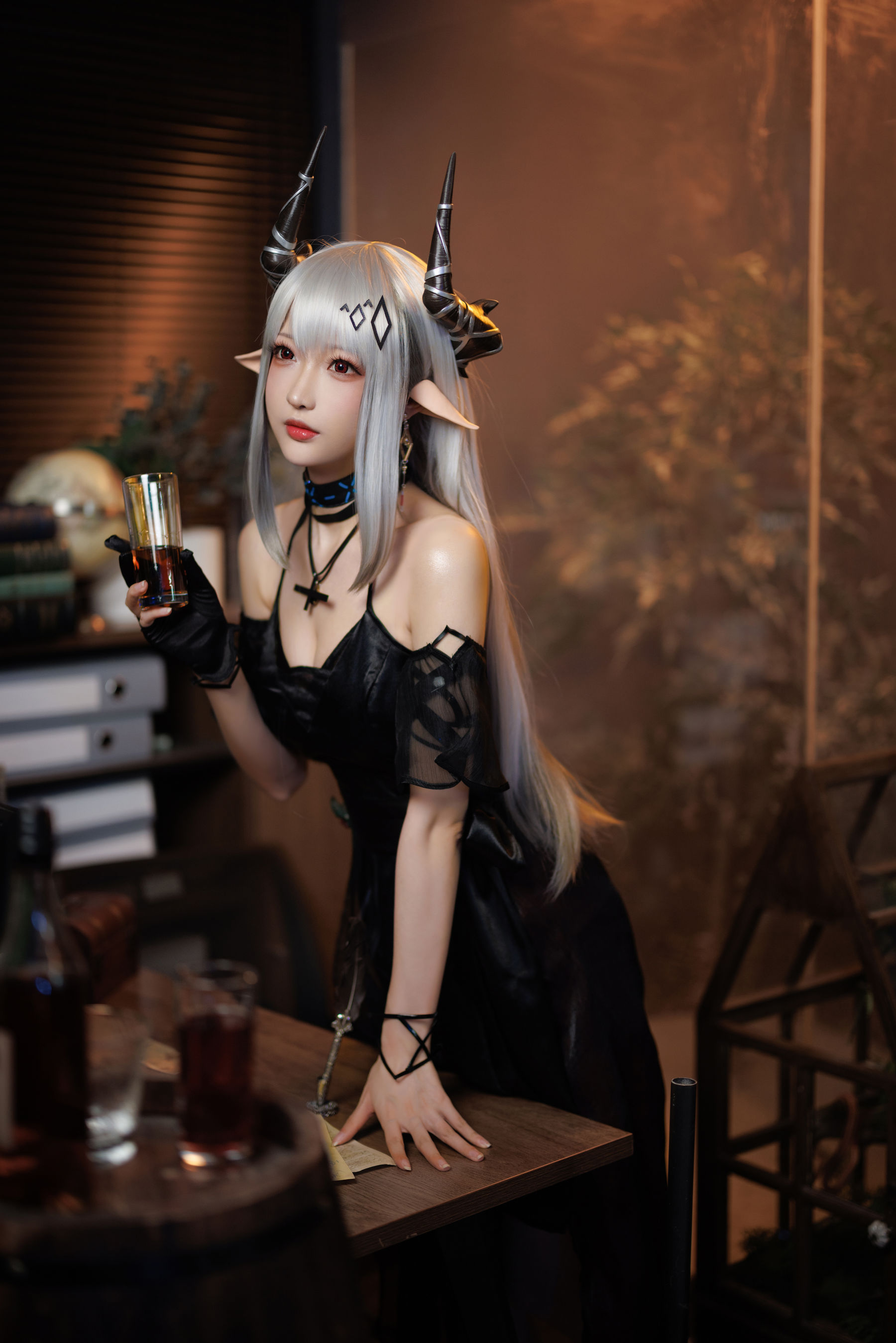 [福利COS] Coser小姐姐南宫 - 泥岩 礼服