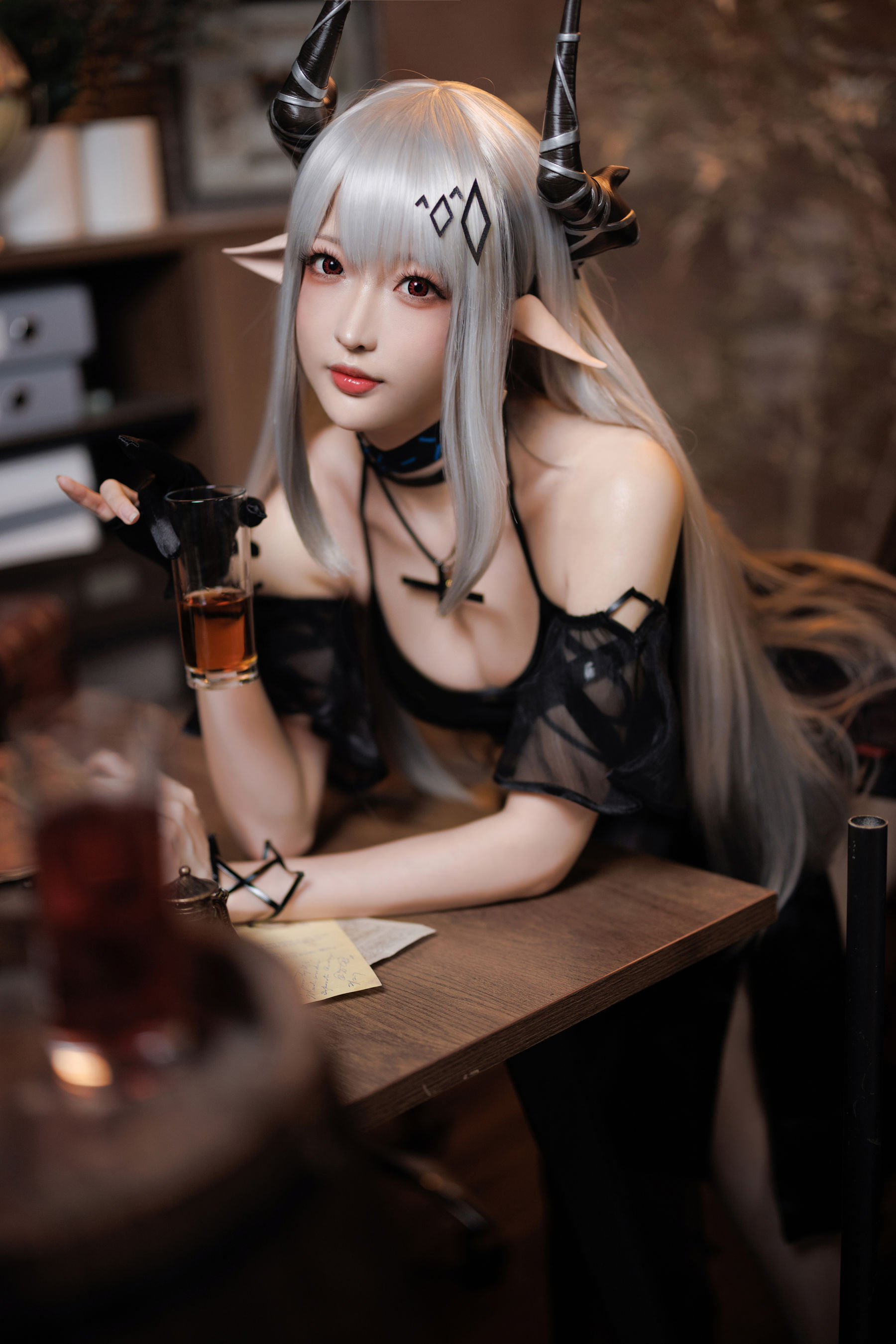 [福利COS] Coser小姐姐南宫 - 泥岩 礼服