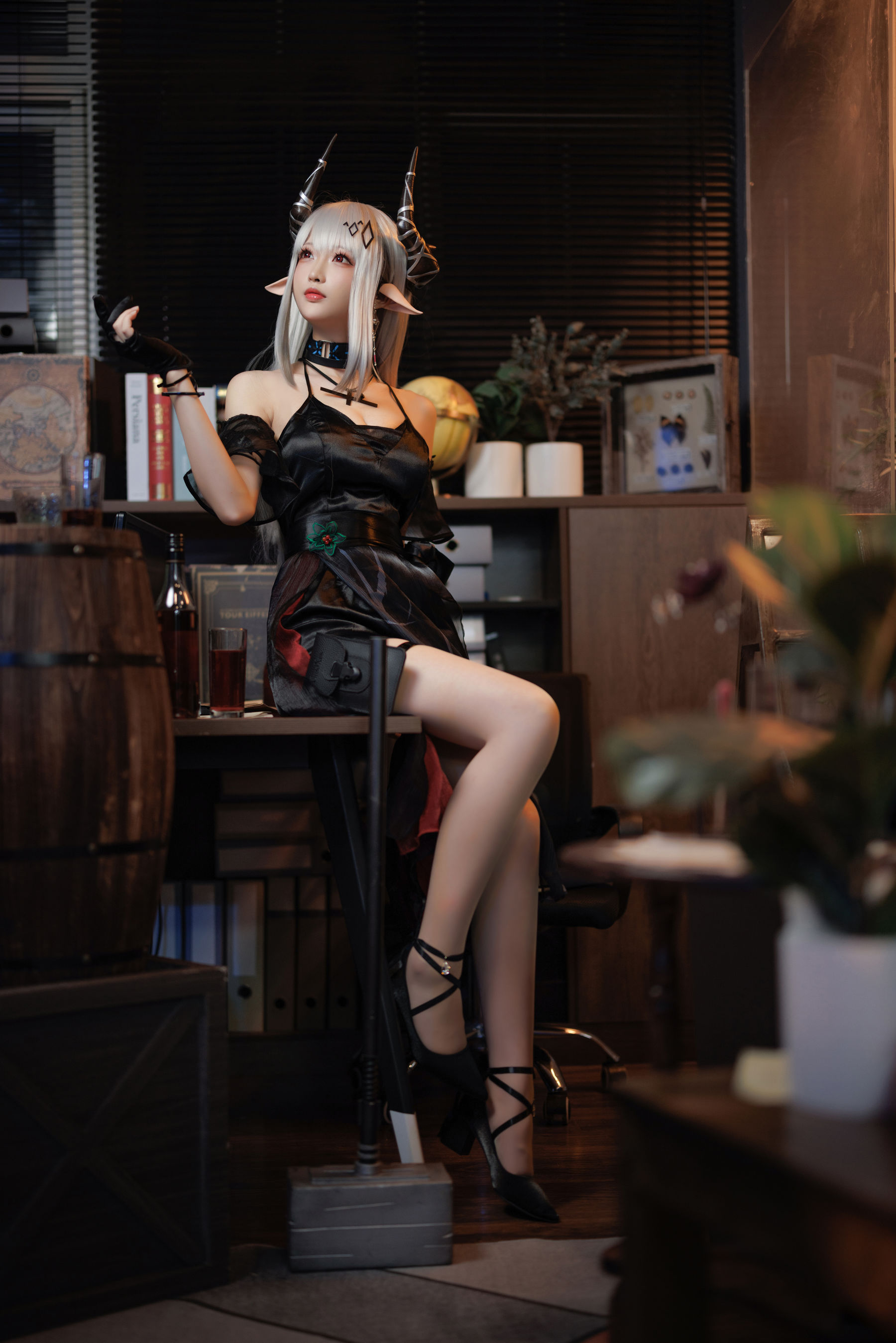 [福利COS] Coser小姐姐南宫 - 泥岩 礼服