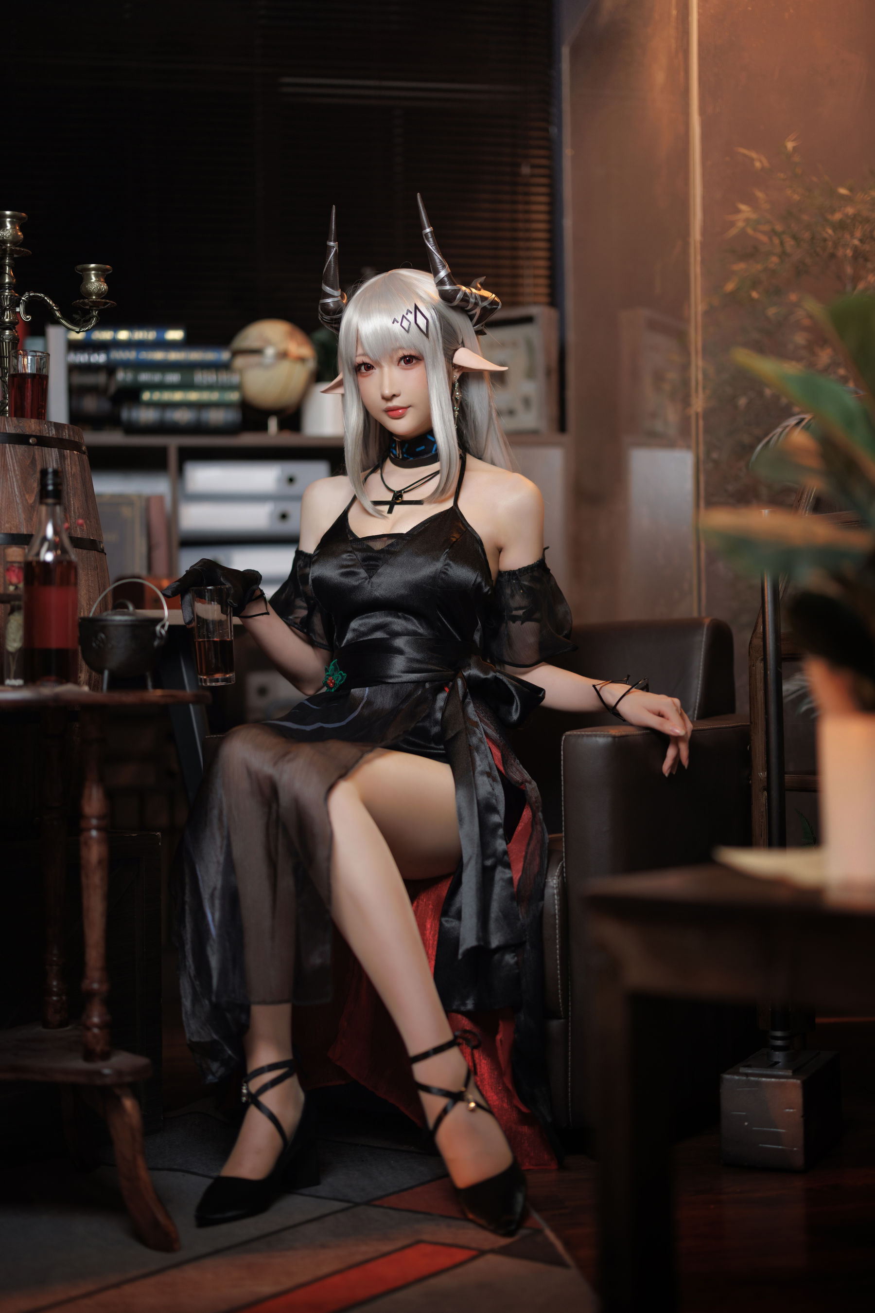 [福利COS] Coser小姐姐南宫 - 泥岩 礼服