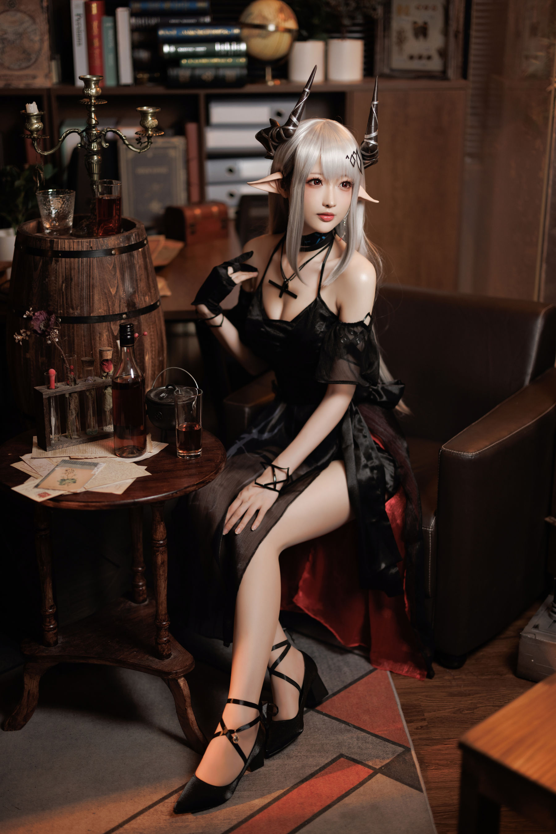[福利COS] Coser小姐姐南宫 - 泥岩 礼服