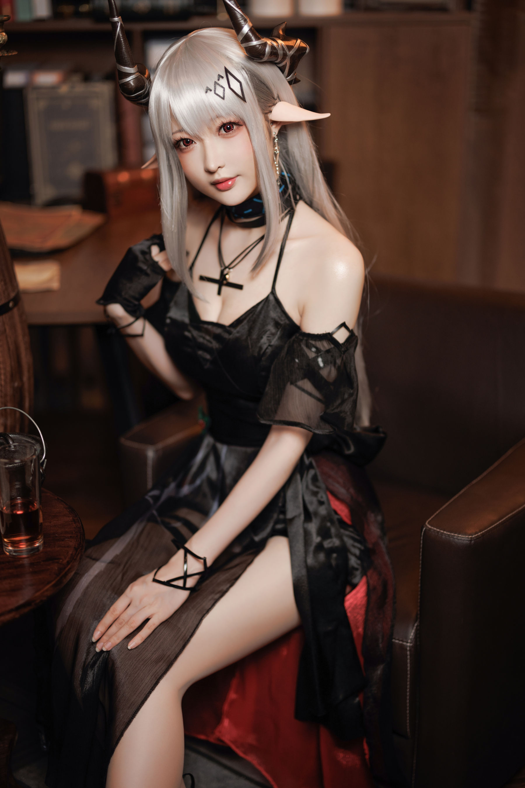 [福利COS] Coser小姐姐南宫 - 泥岩 礼服