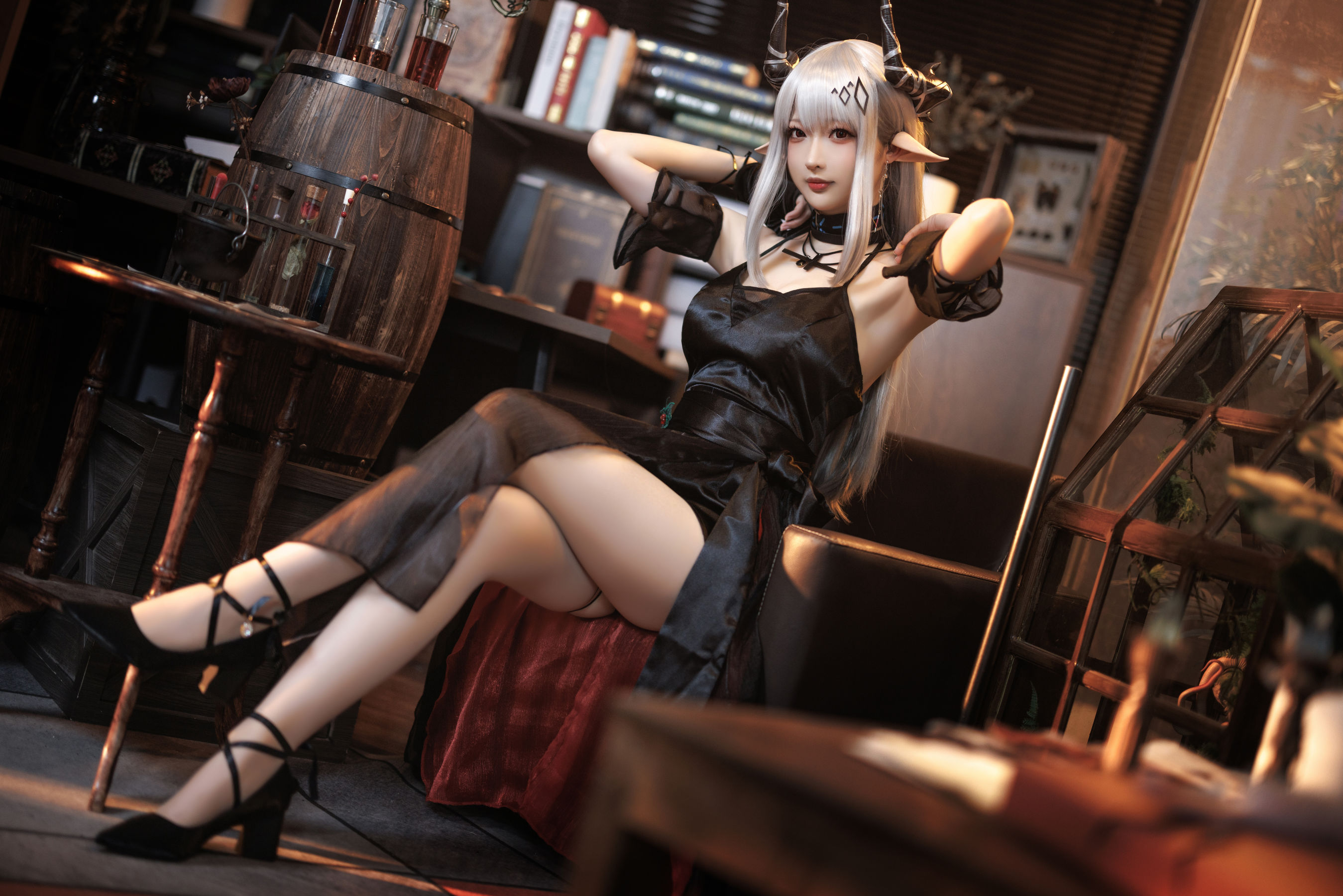 [福利COS] Coser小姐姐南宫 - 泥岩 礼服
