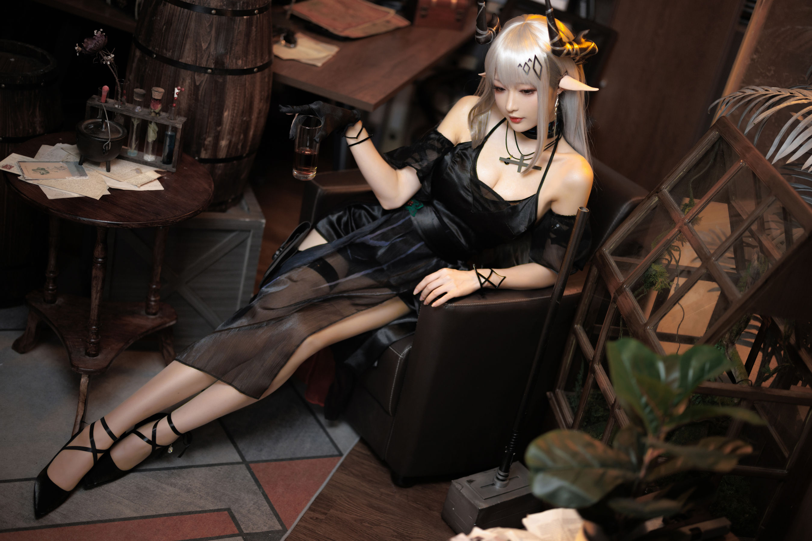 [福利COS] Coser小姐姐南宫 - 泥岩 礼服