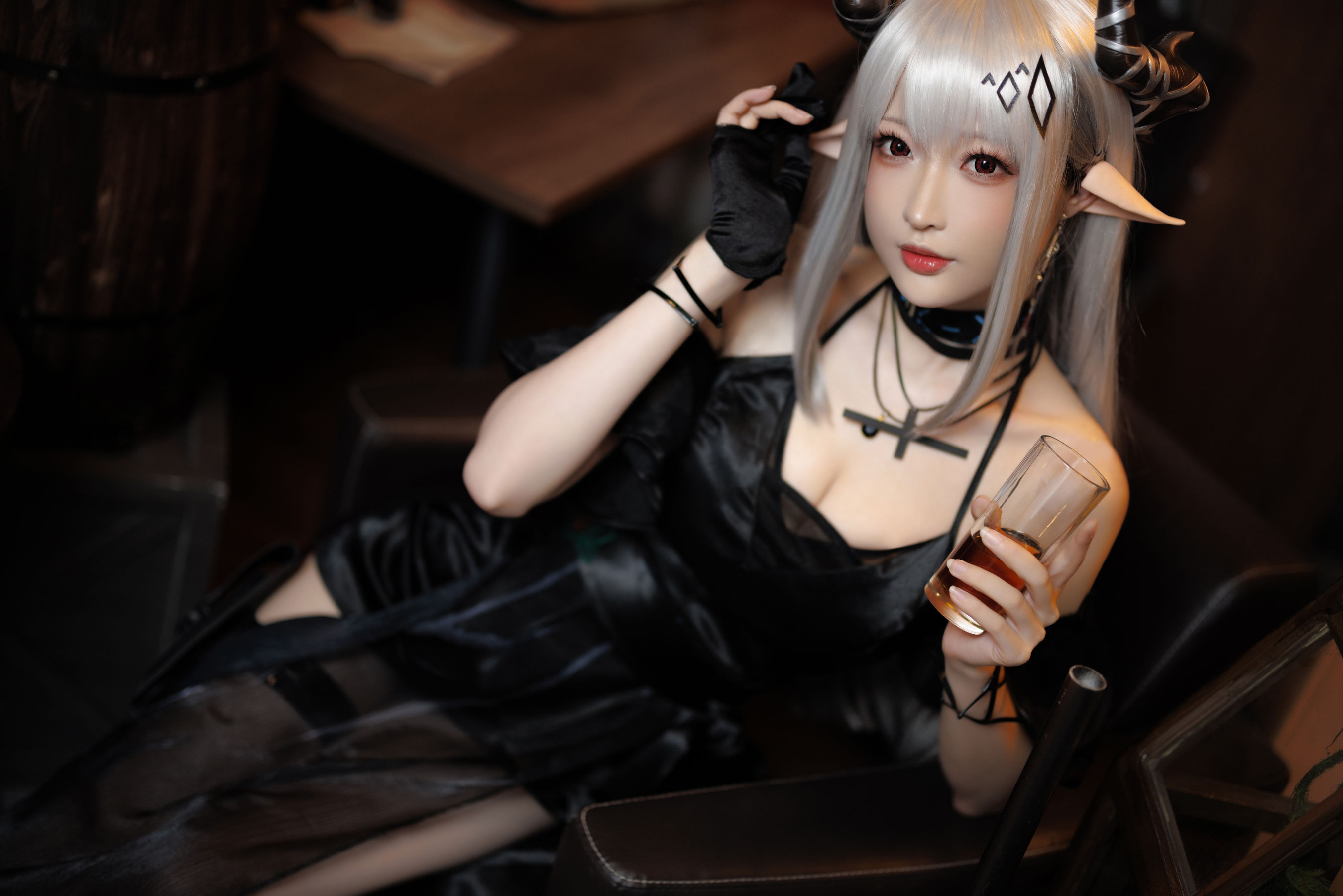 [福利COS] Coser小姐姐南宫 - 泥岩 礼服