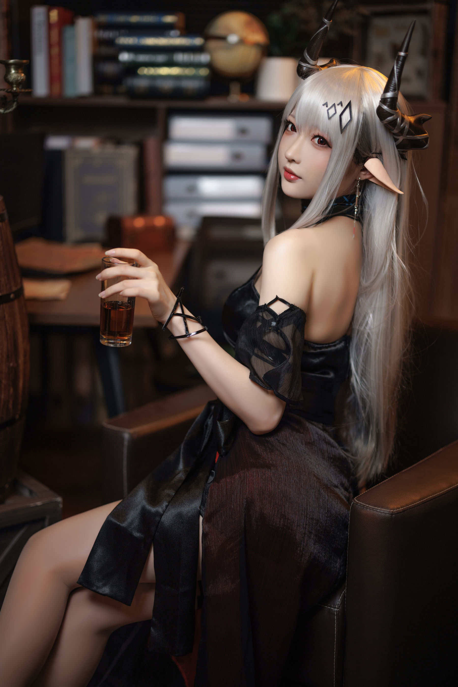[福利COS] Coser小姐姐南宫 - 泥岩 礼服