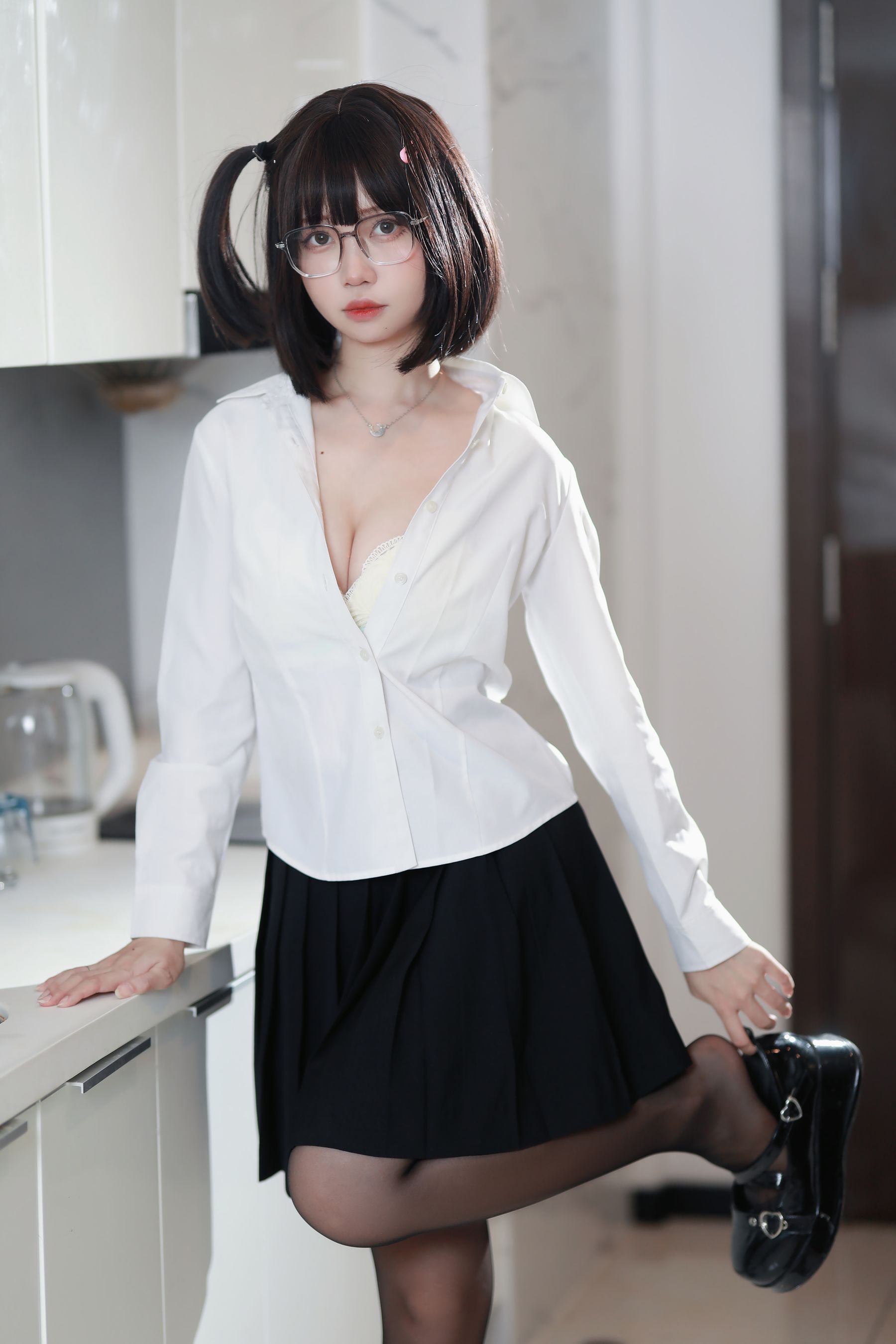 [福利COS] 洛桑w伊梓 - 眼镜妹妹