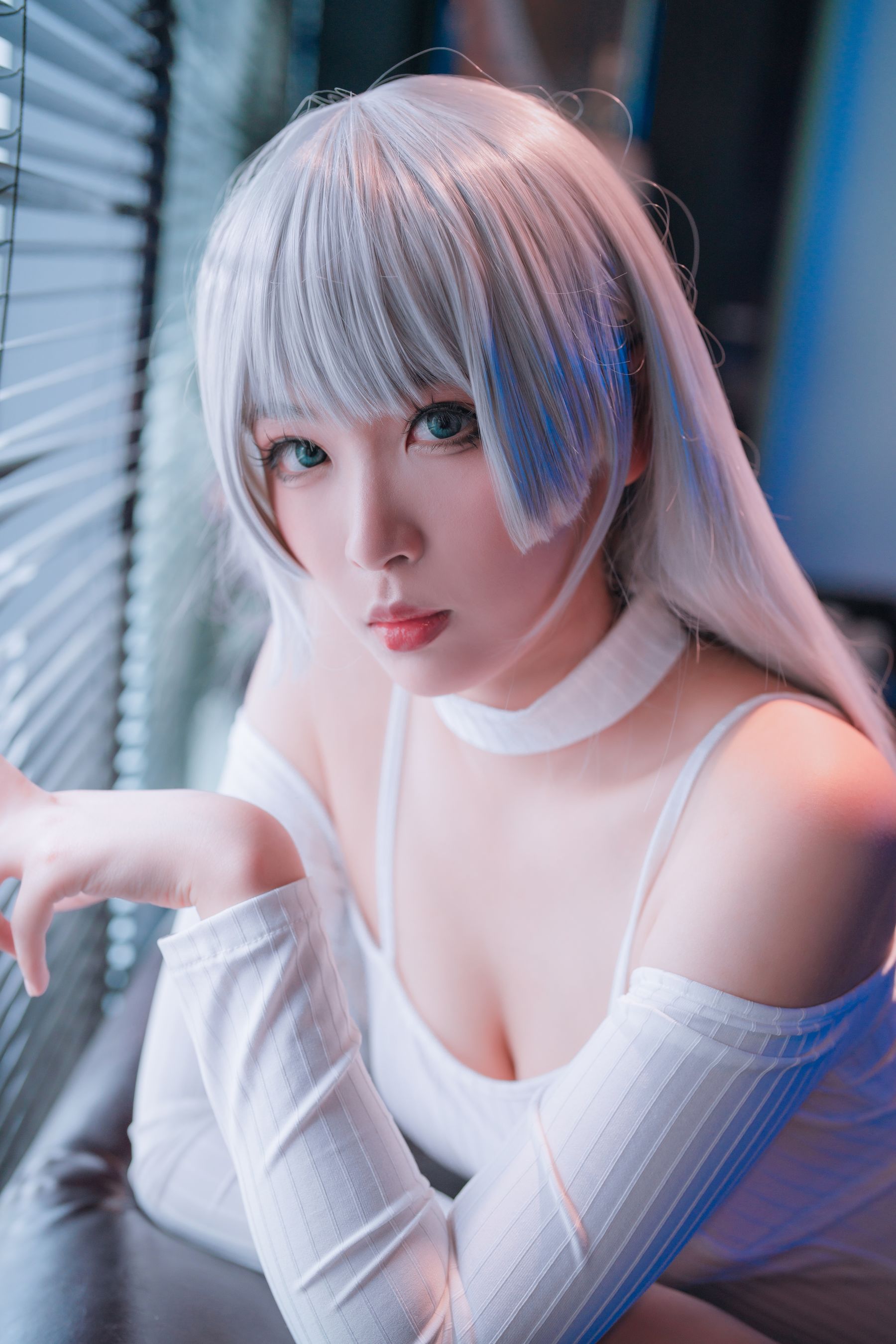 [福利COS] 轩萧学姐 - 高开叉运动鞋 茑