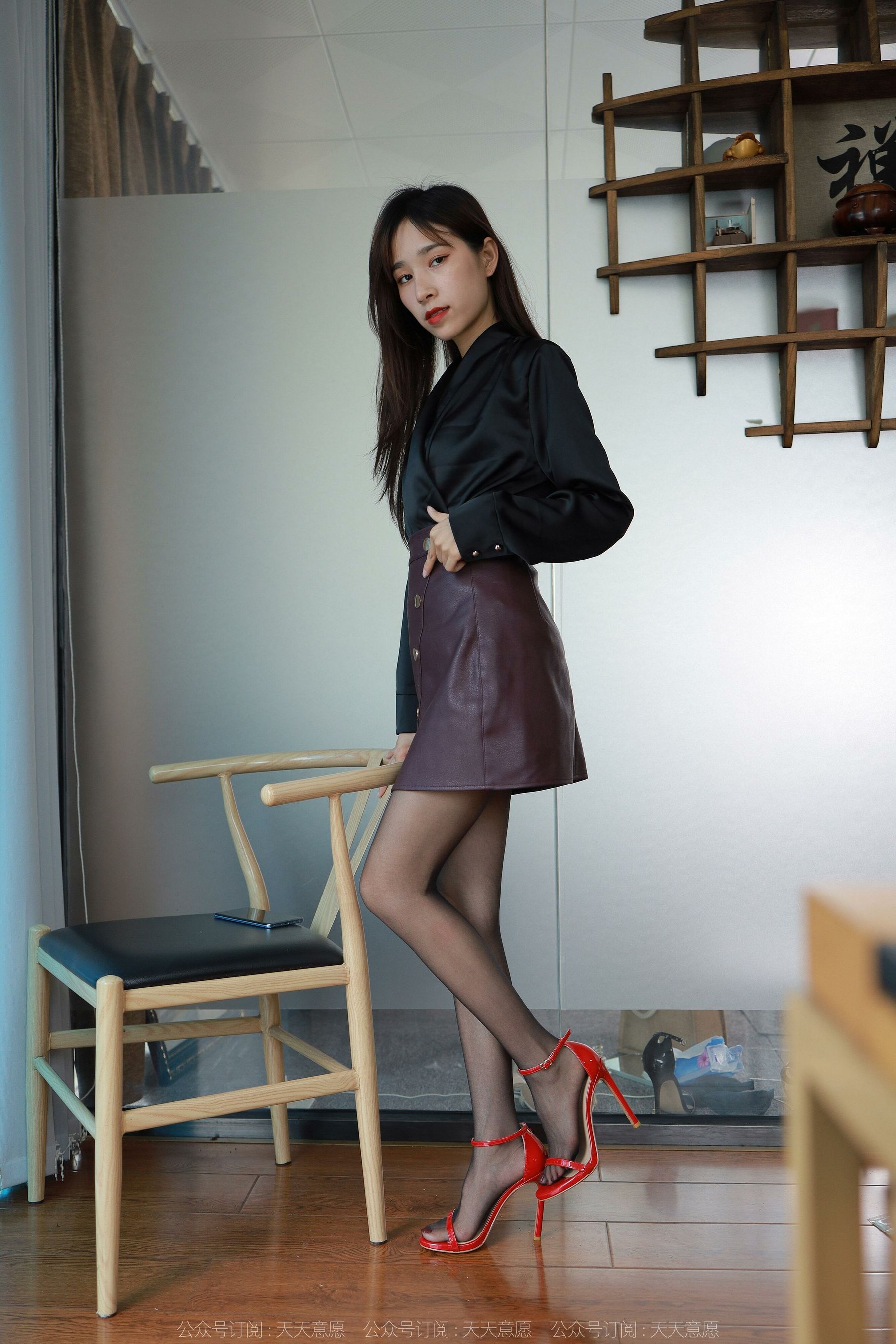 [IESS异思趣向]  模特：美子 《椅子下的红高跟》