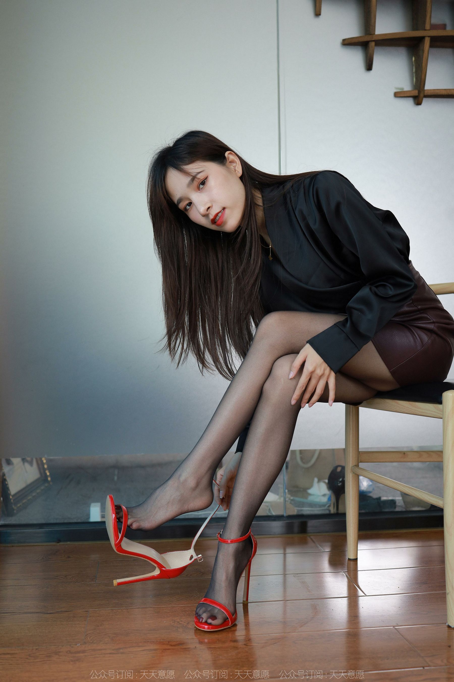[IESS异思趣向]  模特：美子 《椅子下的红高跟》
