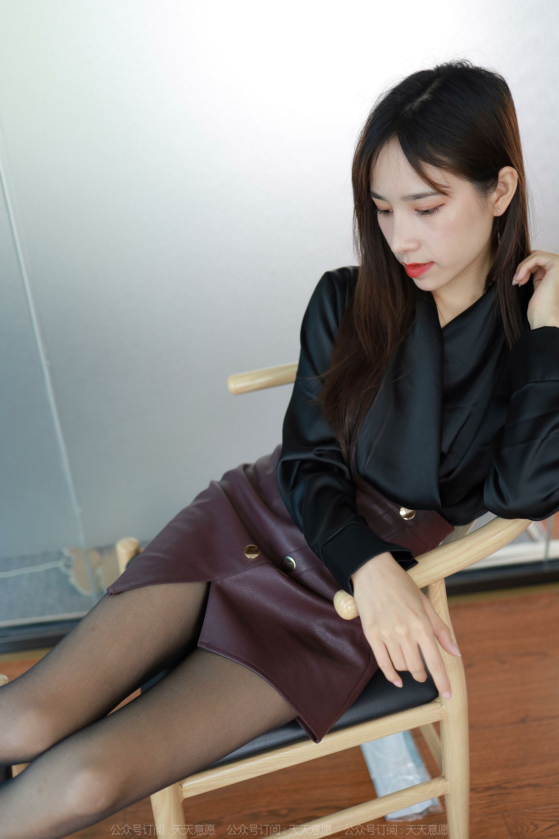 [IESS异思趣向]  模特：美子 《椅子下的红高跟》