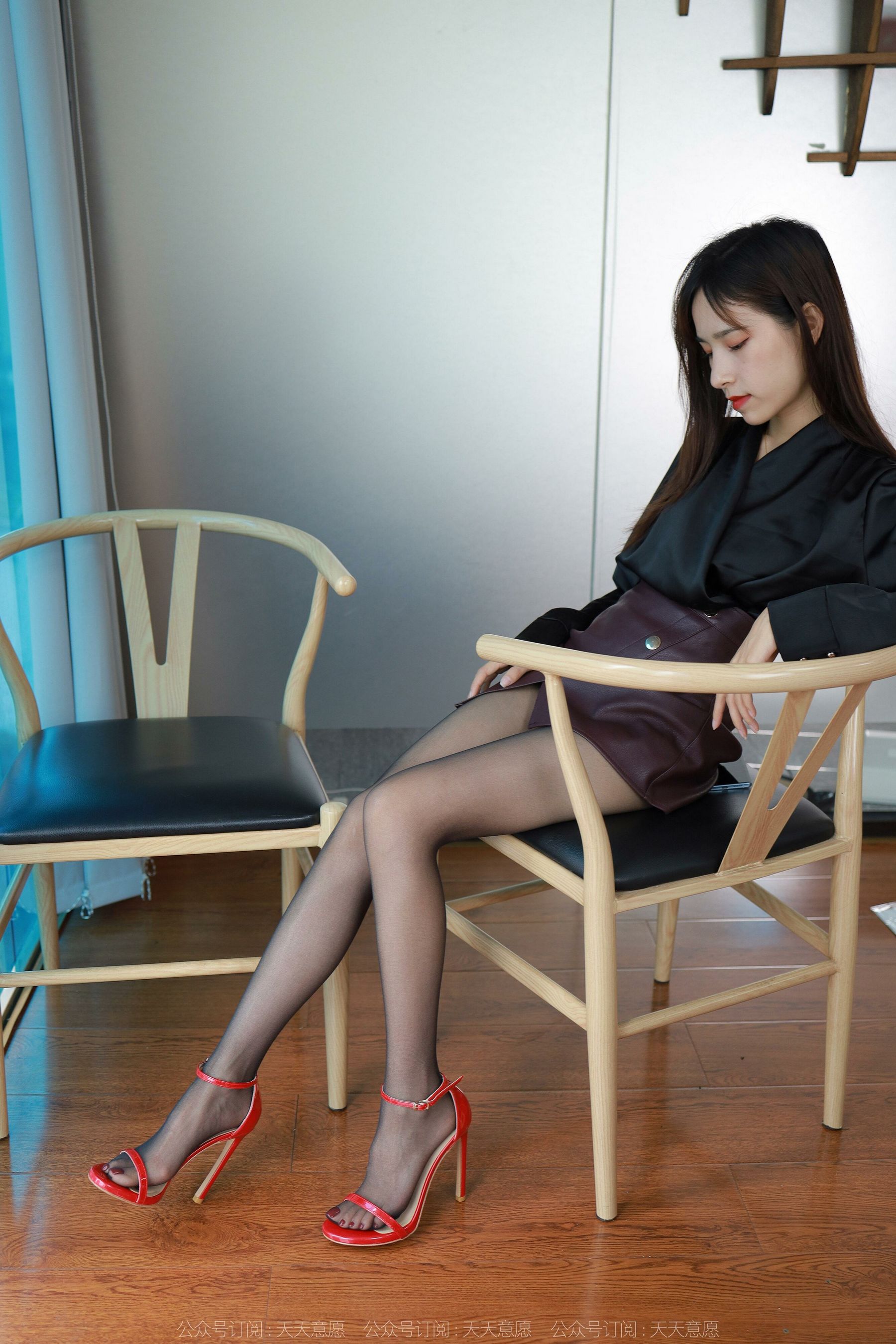 [IESS异思趣向]  模特：美子 《椅子下的红高跟》