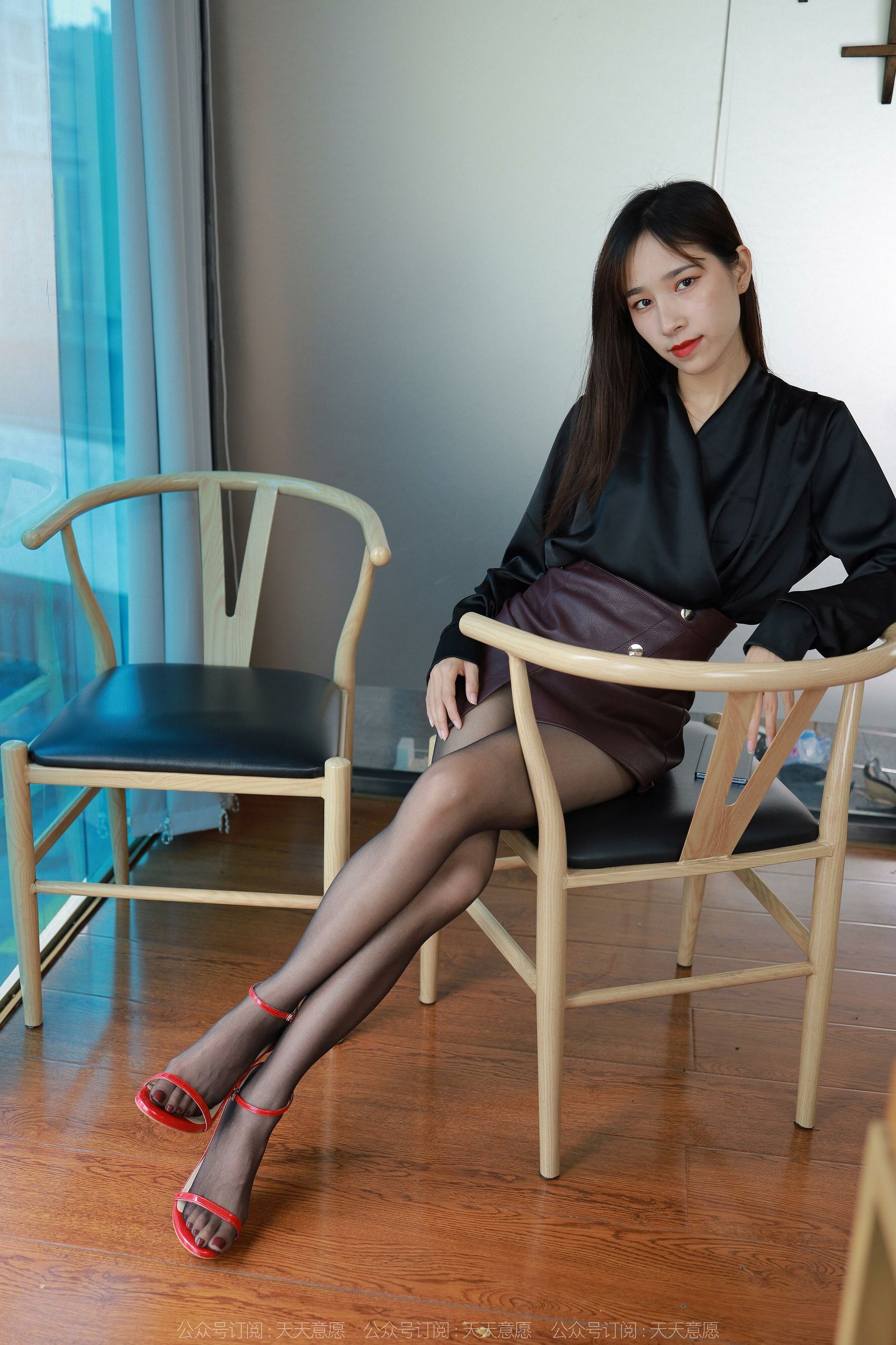 [IESS异思趣向]  模特：美子 《椅子下的红高跟》