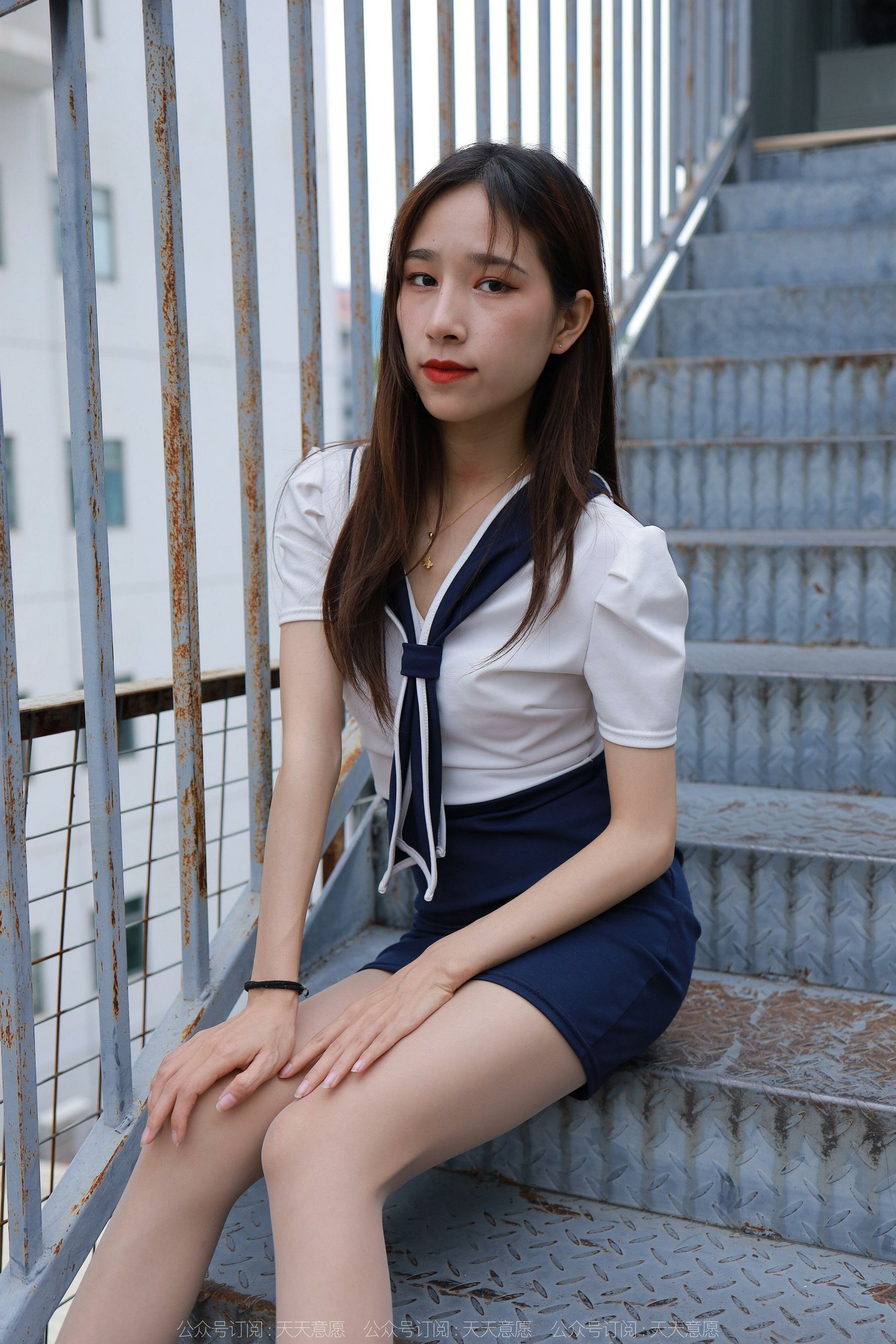 [IESS异思趣向]  模特：美子 《楼梯上的美腿》