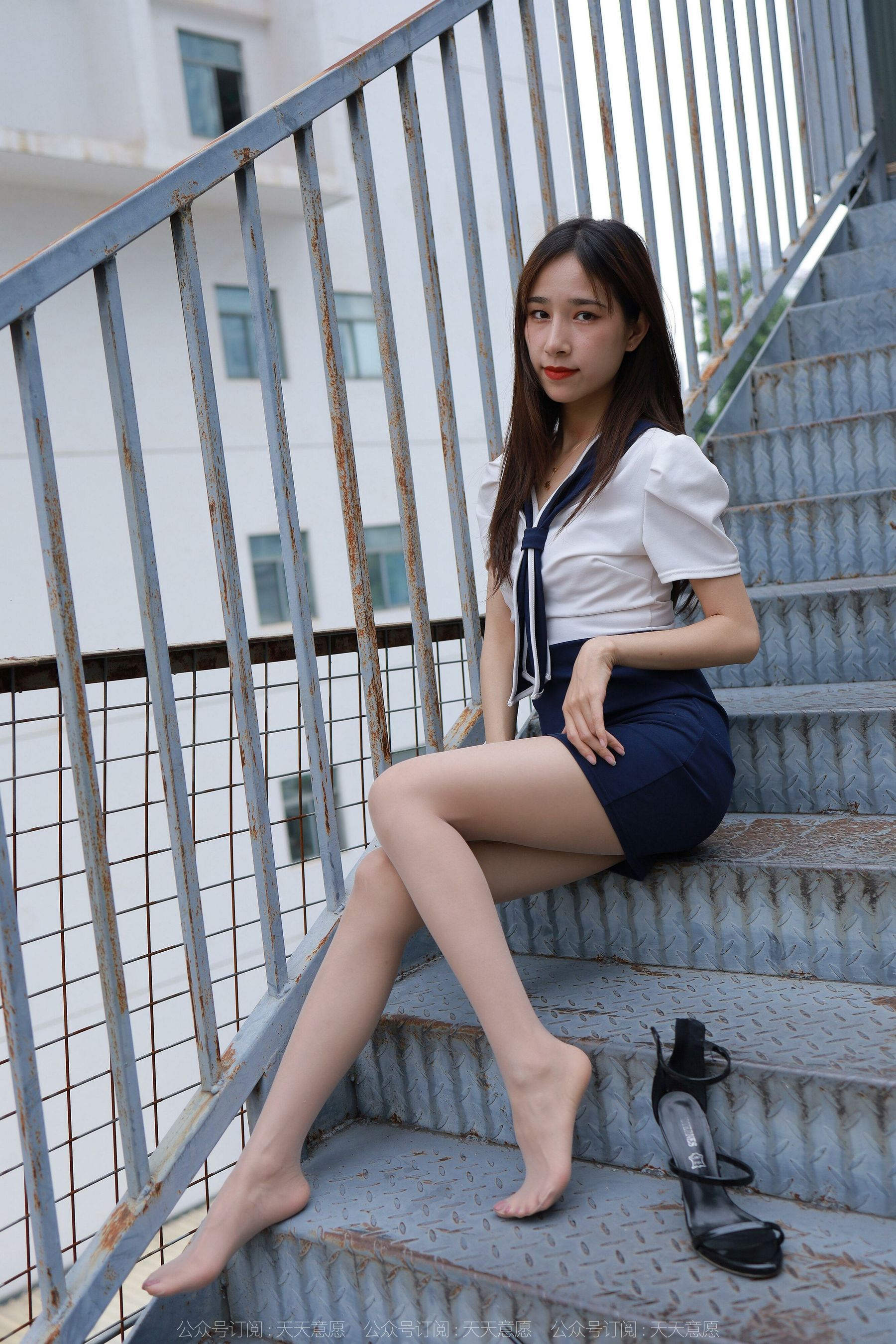 [IESS异思趣向]  模特：美子 《楼梯上的美腿》
