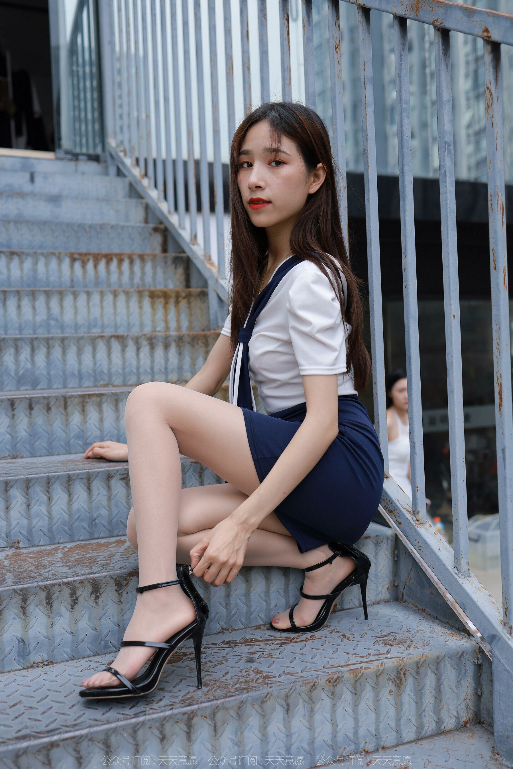 [IESS异思趣向]  模特：美子 《楼梯上的美腿》