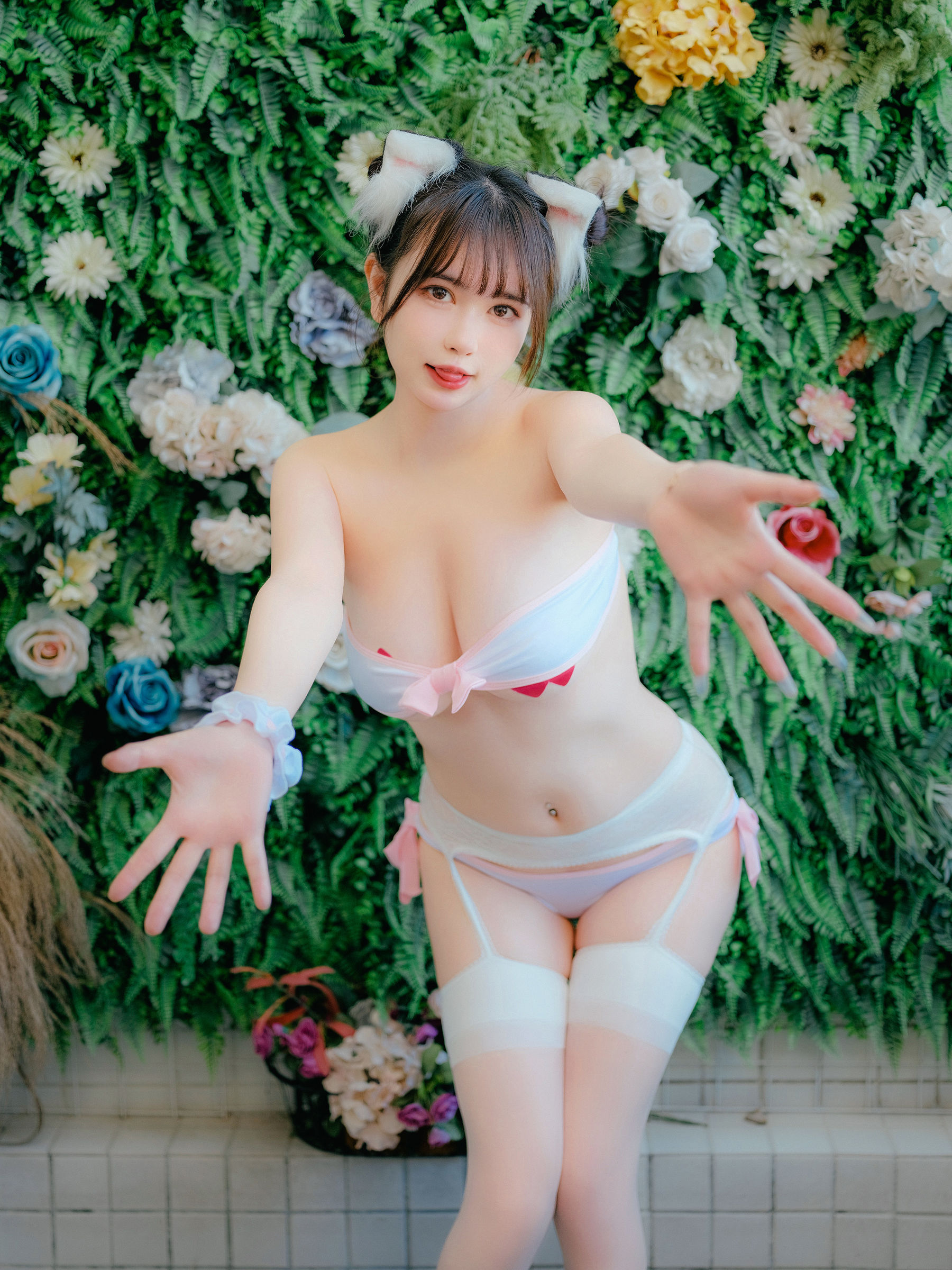 [福利COS] Tina很妖孽呀 - 粉色吊带袜猫女友