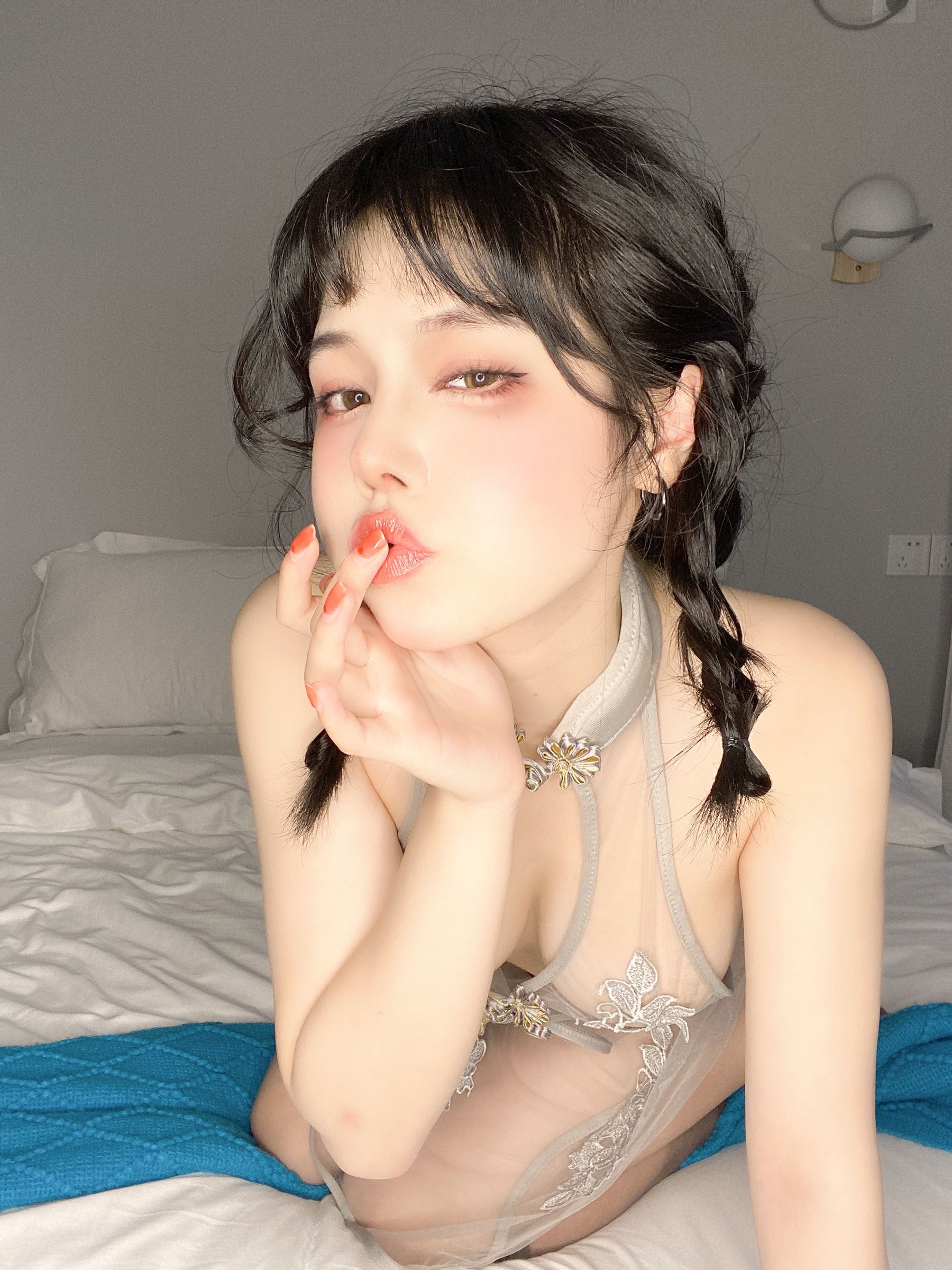 [福利COS] 七月喵子 - 透明灰撕袜