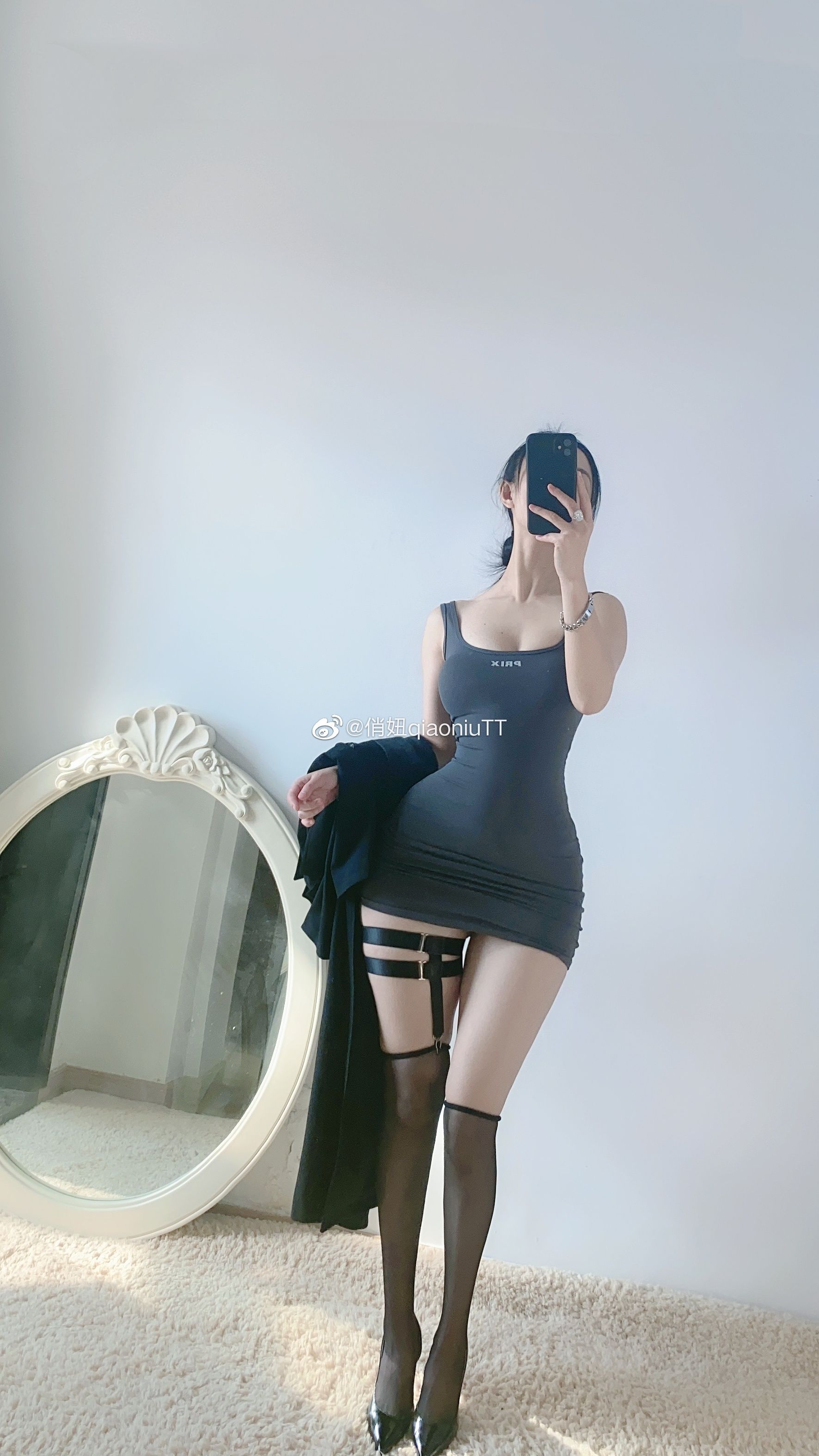 [福利COS] 俏妞qiaoniuTT - 丝袜长腿翘臀 视图合集
