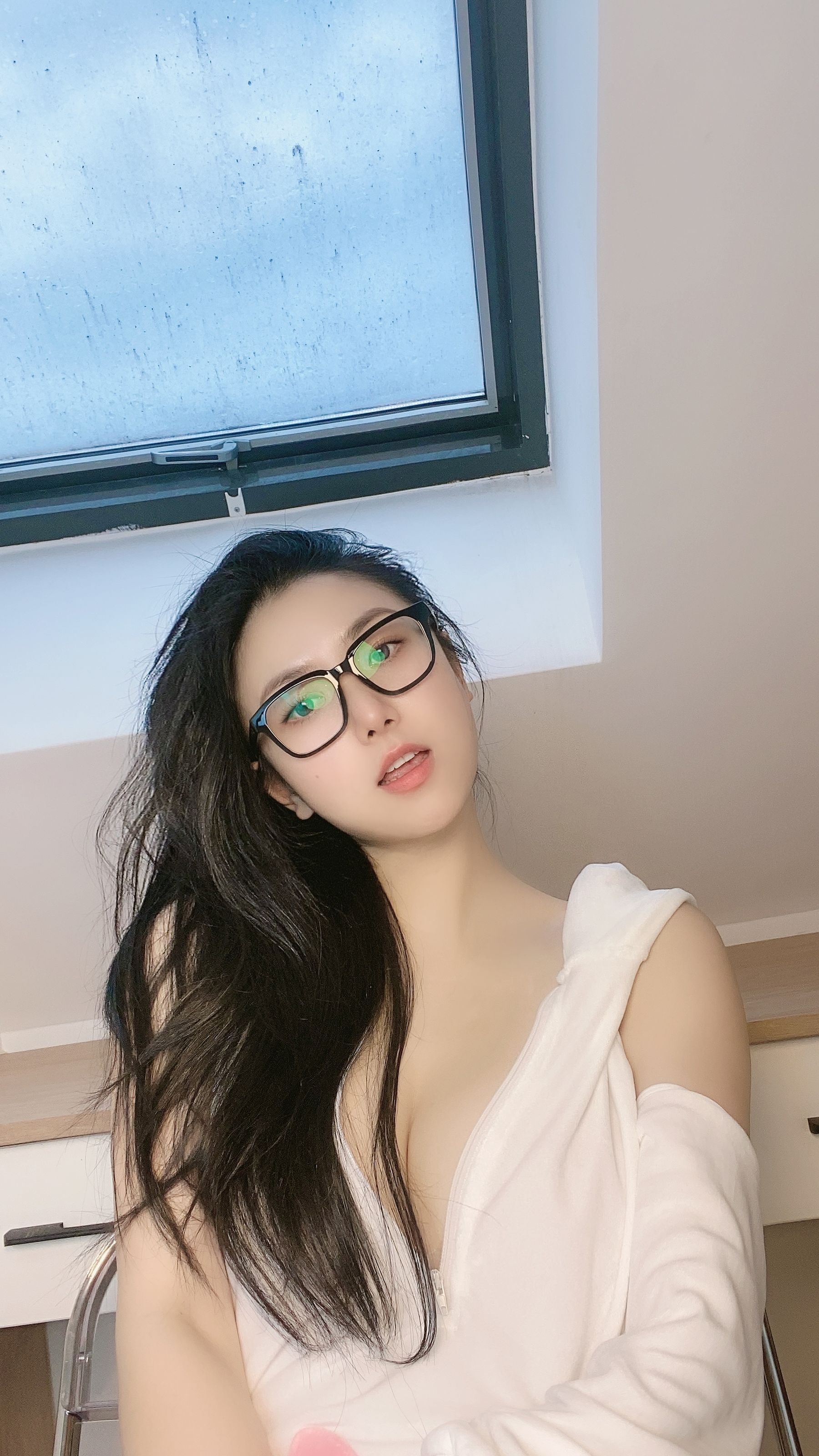 [福利COS] 俏妞qiaoniuTT - 丝袜长腿翘臀 视图合集